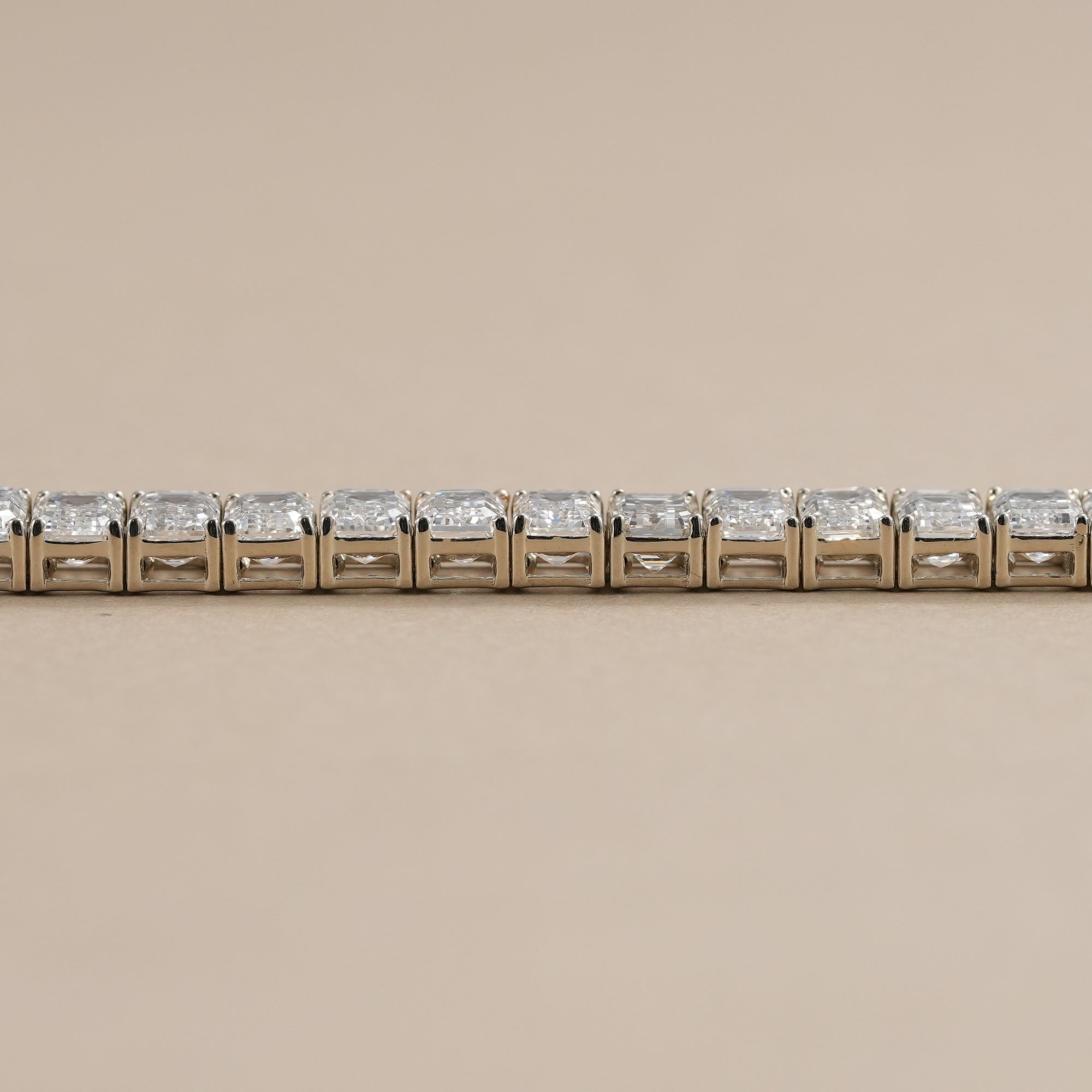 Elegant emerald diamond tennis bracelet for women.