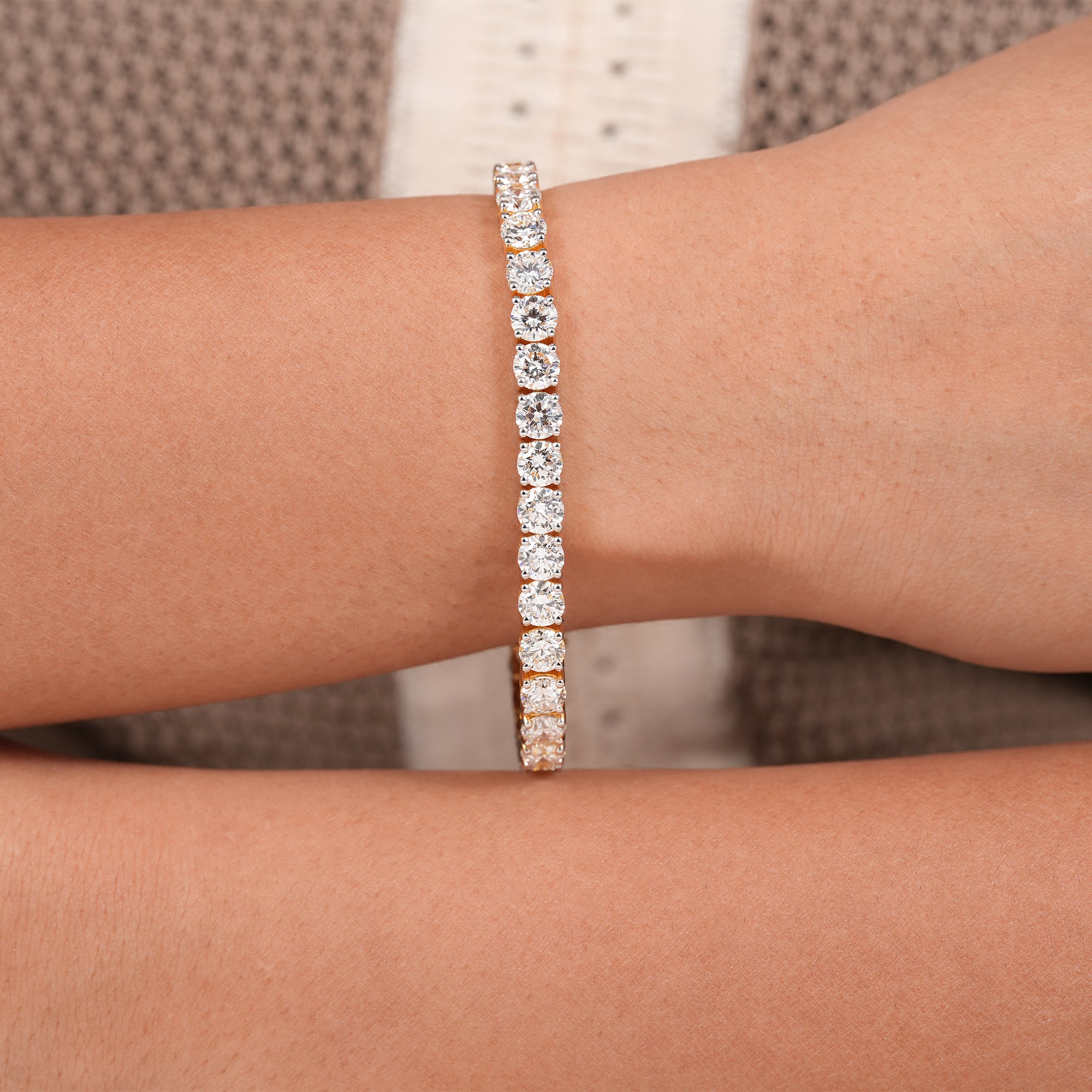 Elegant women's tennis bracelet with brilliant diamonds