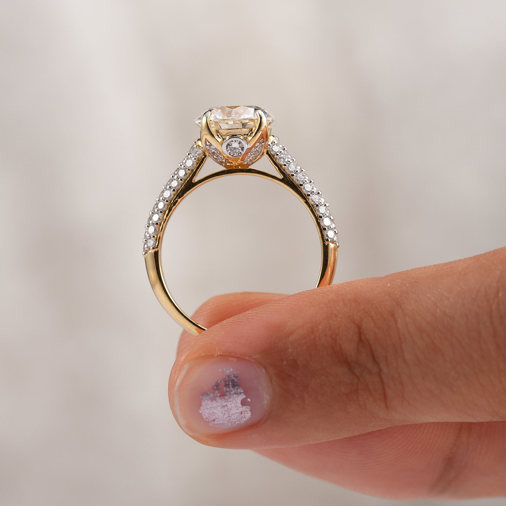 Elegant Round Diamond Proposal Ring