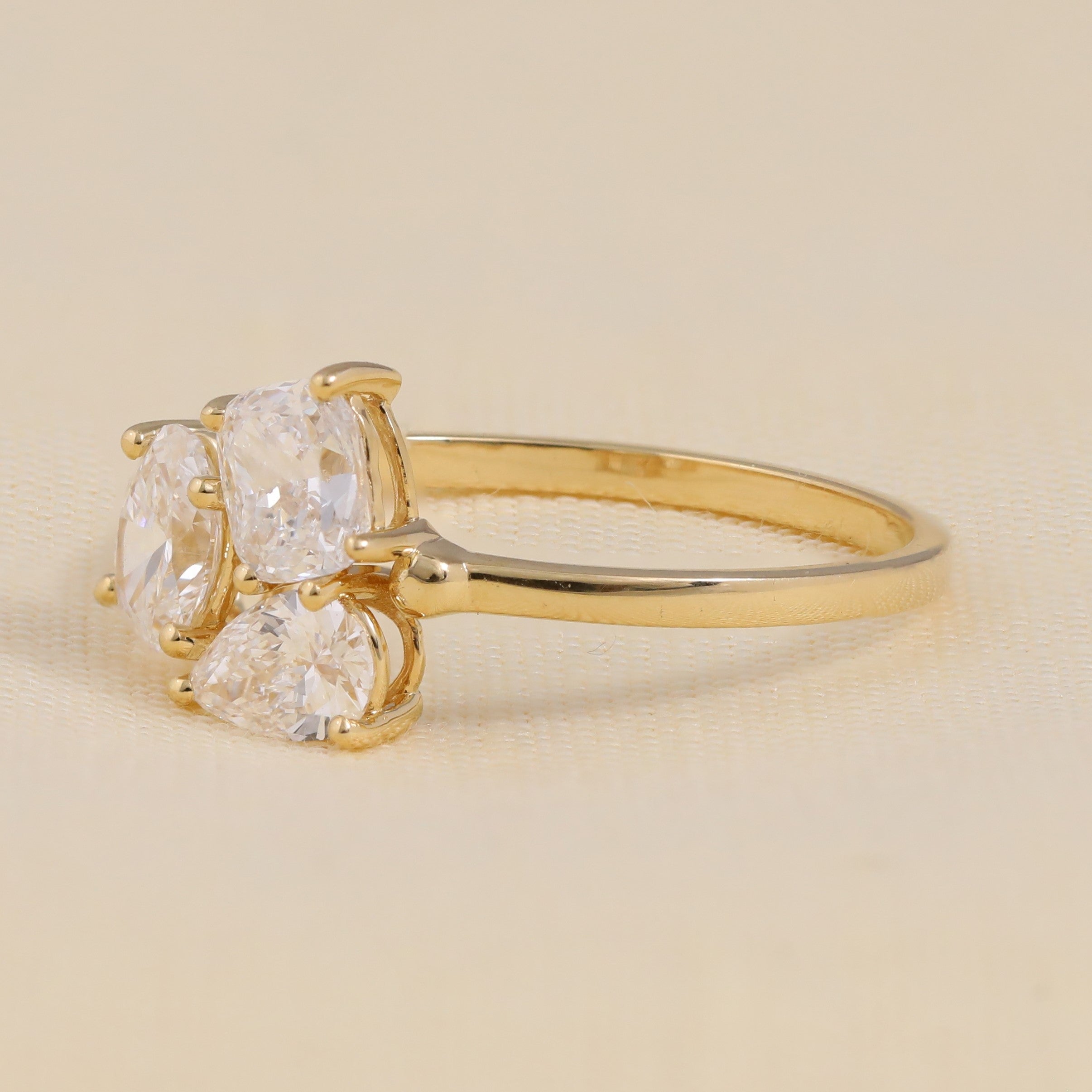 Cluster style oval cut lab grown diamond design inspired by solitaire aesthetics