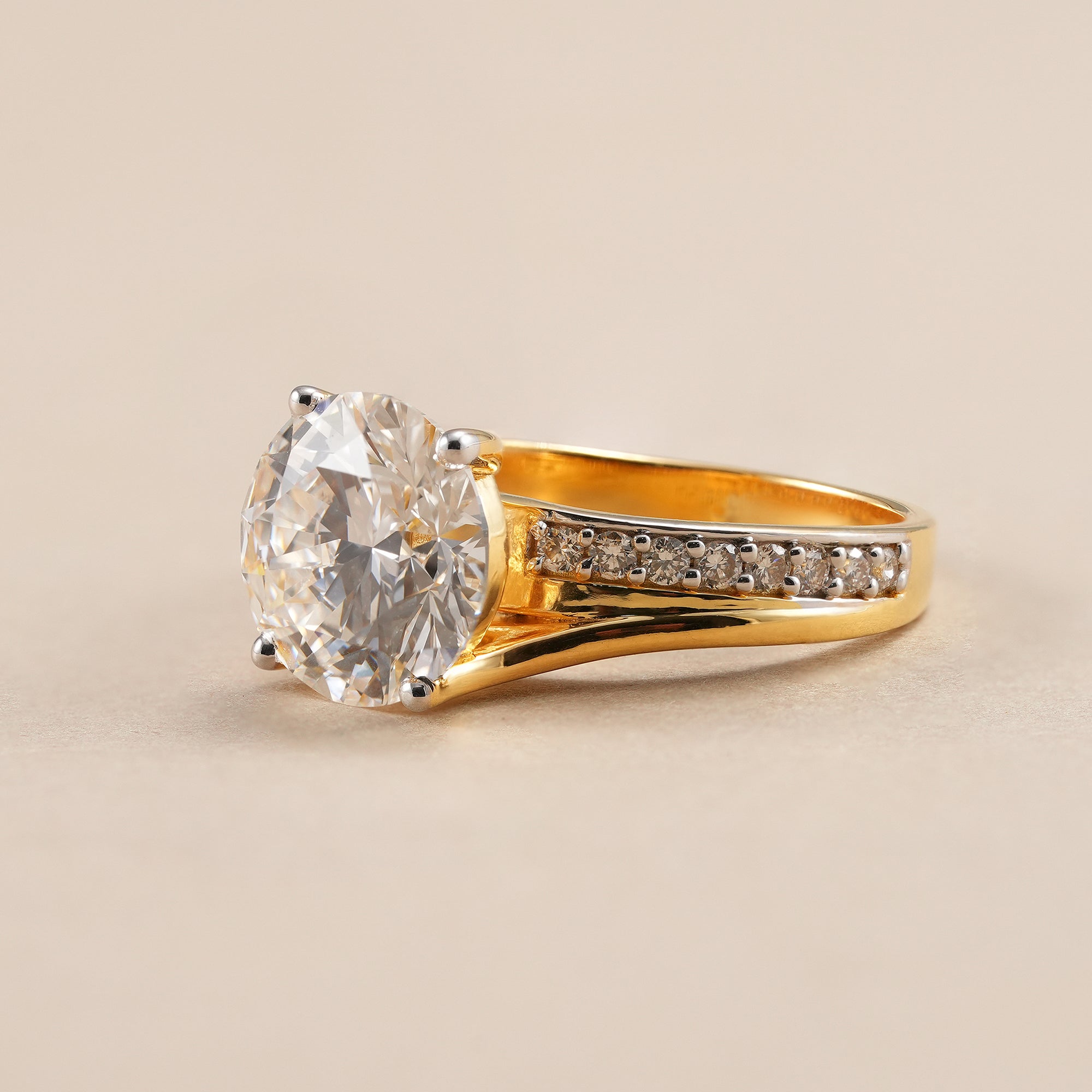Round brilliant lab diamond ring with sparkling split band design
