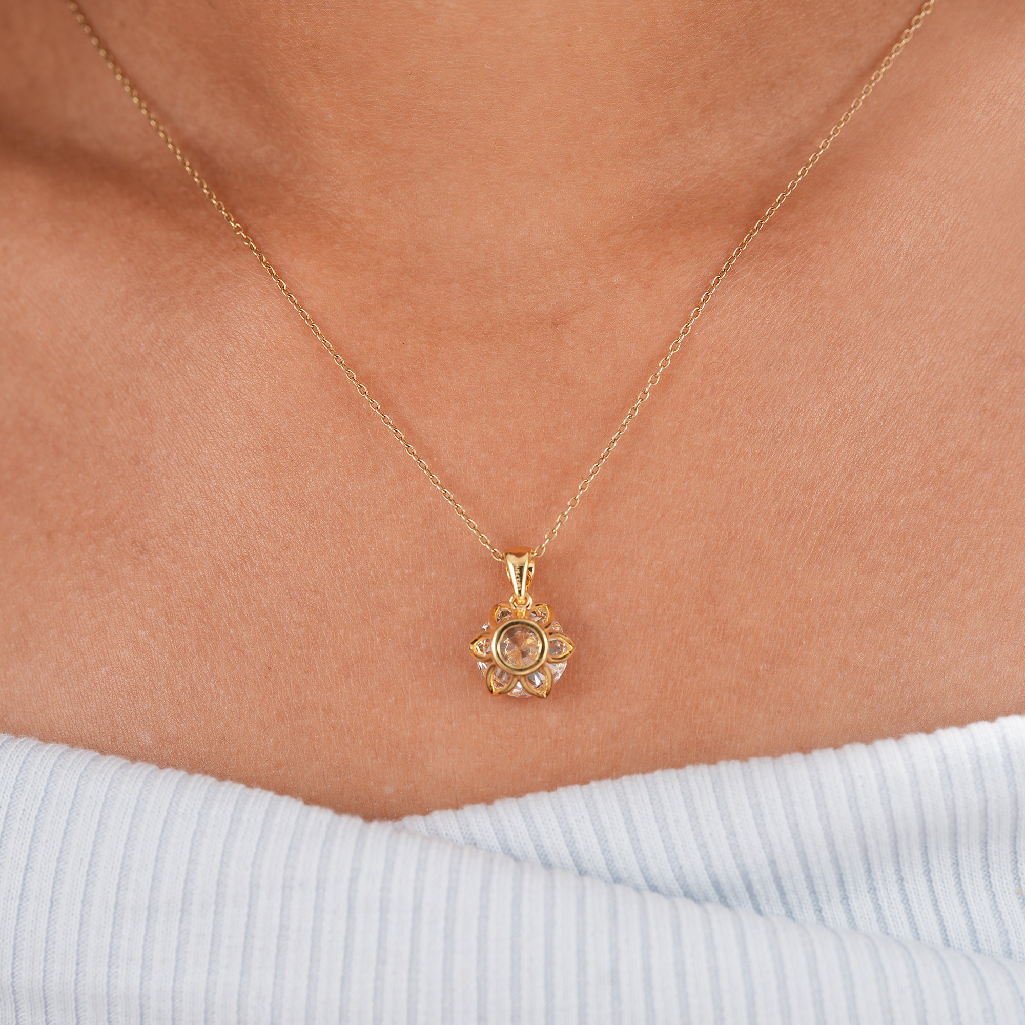 Six prong round brilliant diamond pendant necklace handcrafted in gold
