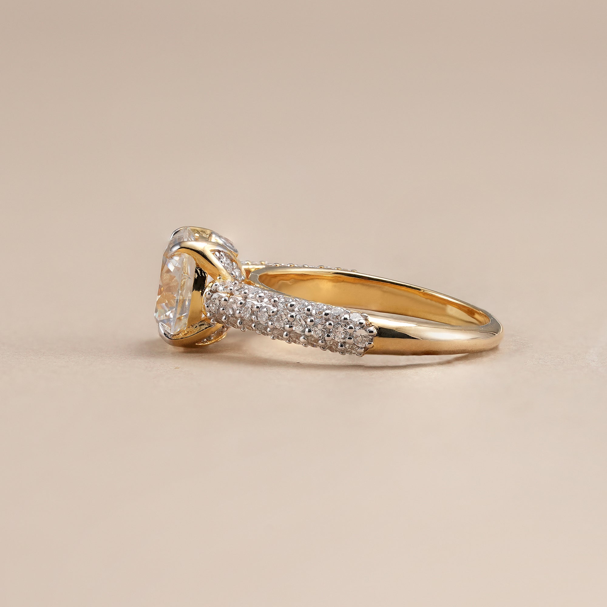 Brilliant round solitaire diamond ring with sparkling side diamonds