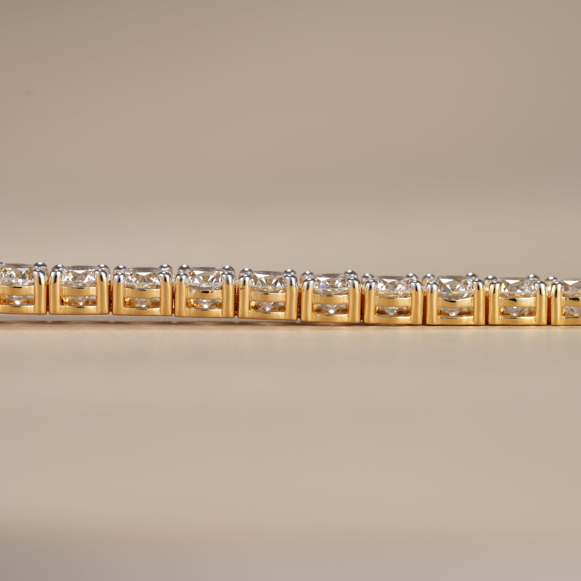 Bridal tennis bracelet with continuous diamond setting