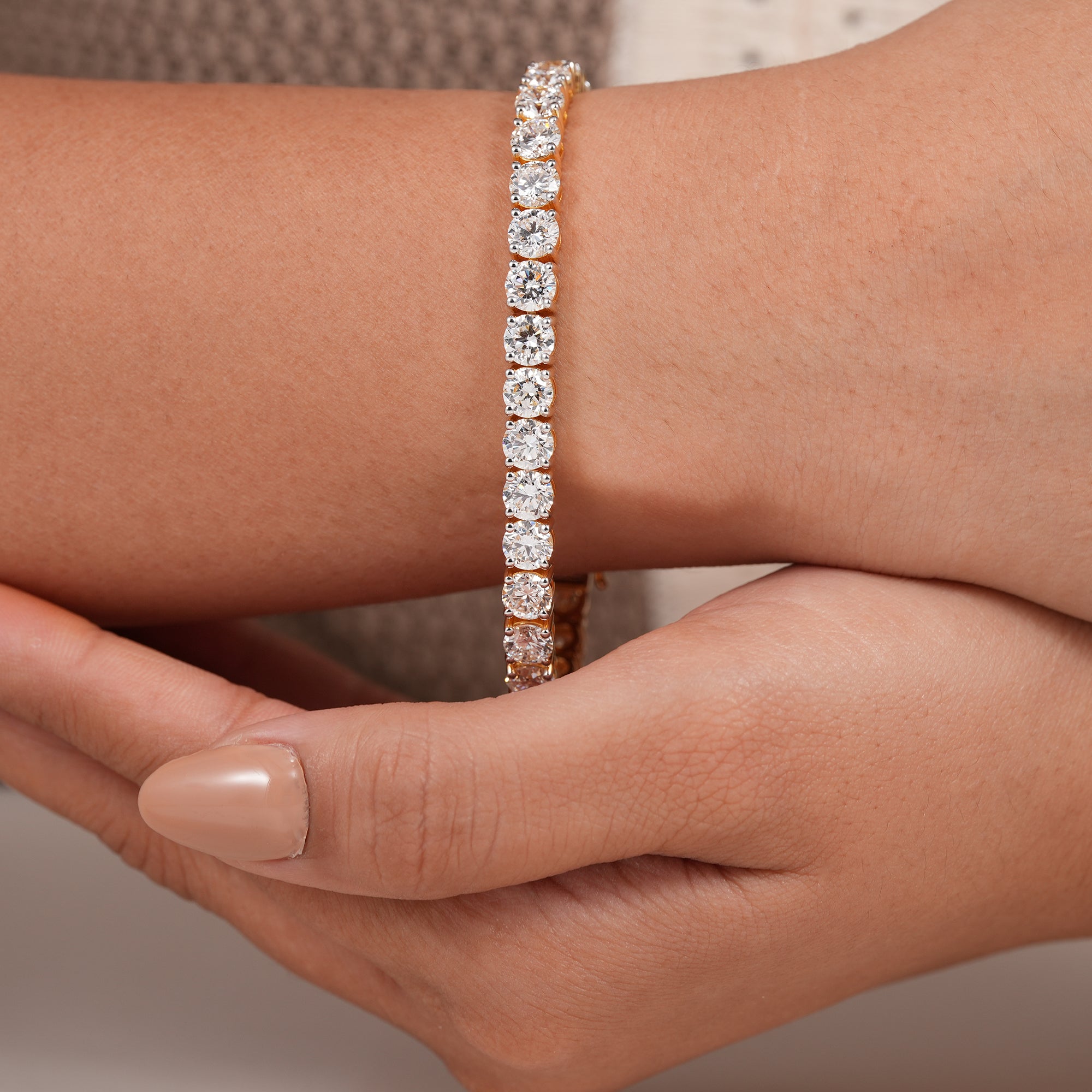 Round cut diamond tennis bracelet with exceptional sparkle