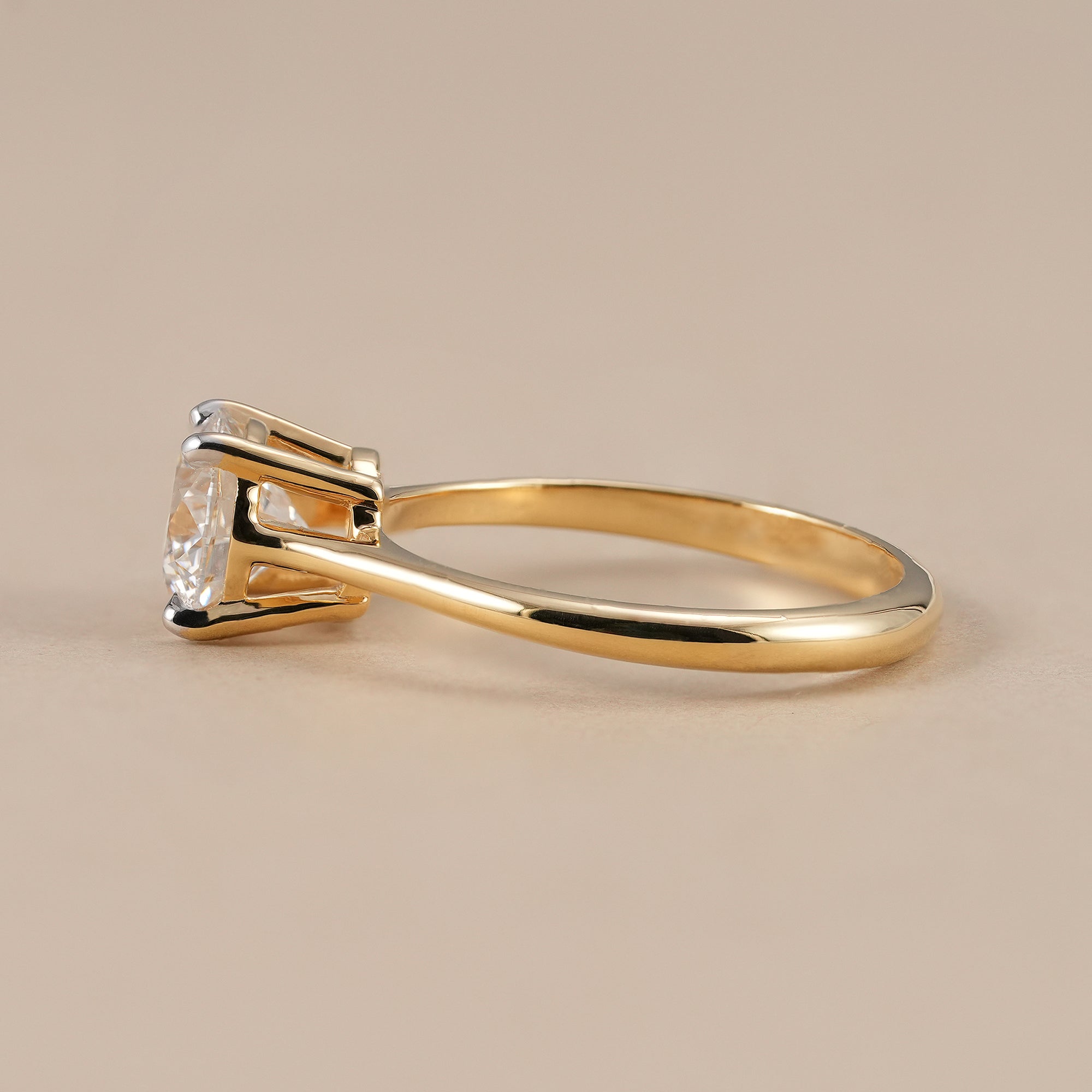 Elegant round brilliant lab grown diamond ring in solid gold