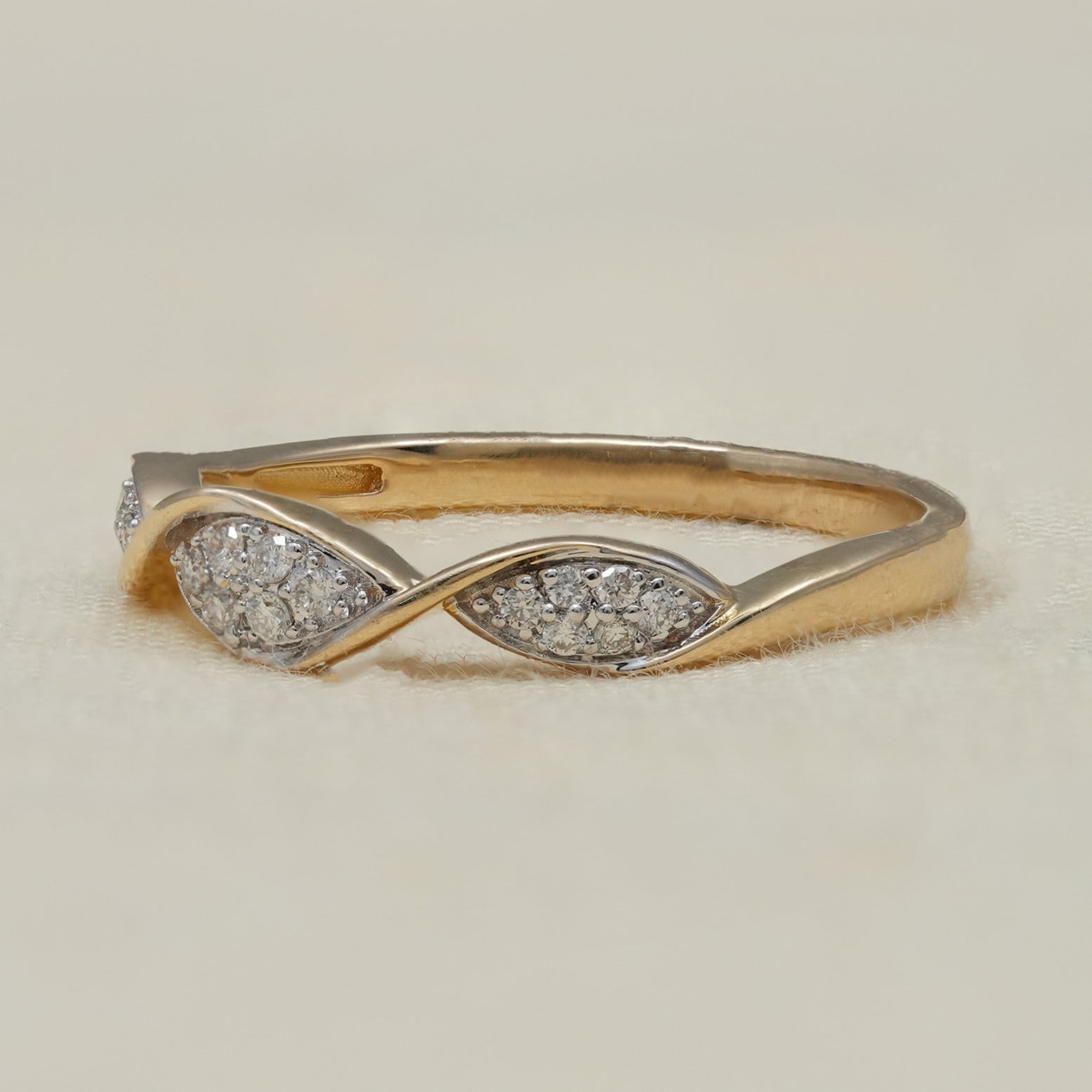 Round Lab Diamond Twisted Wedding Band