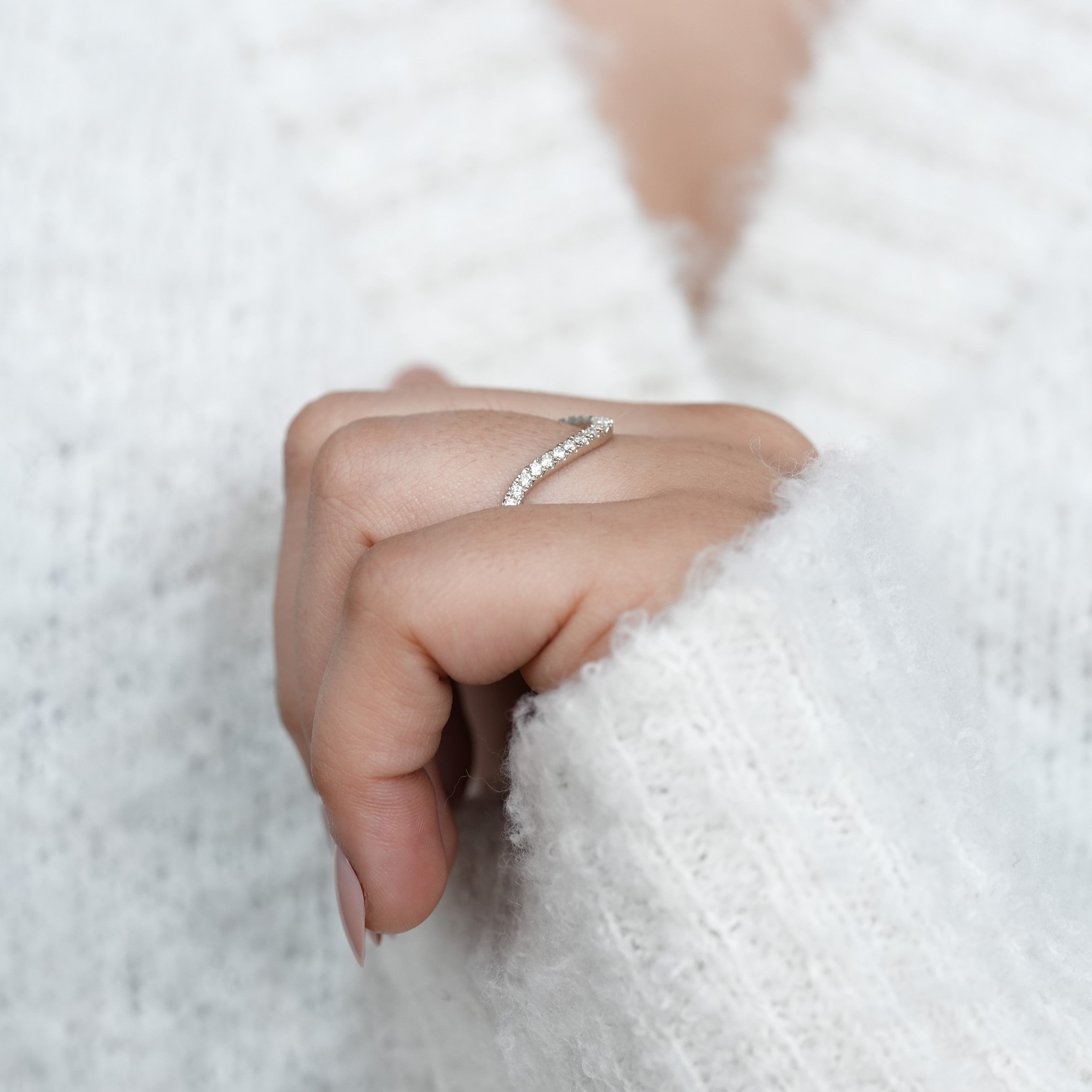 Round Lab Grown Diamond Curved Band