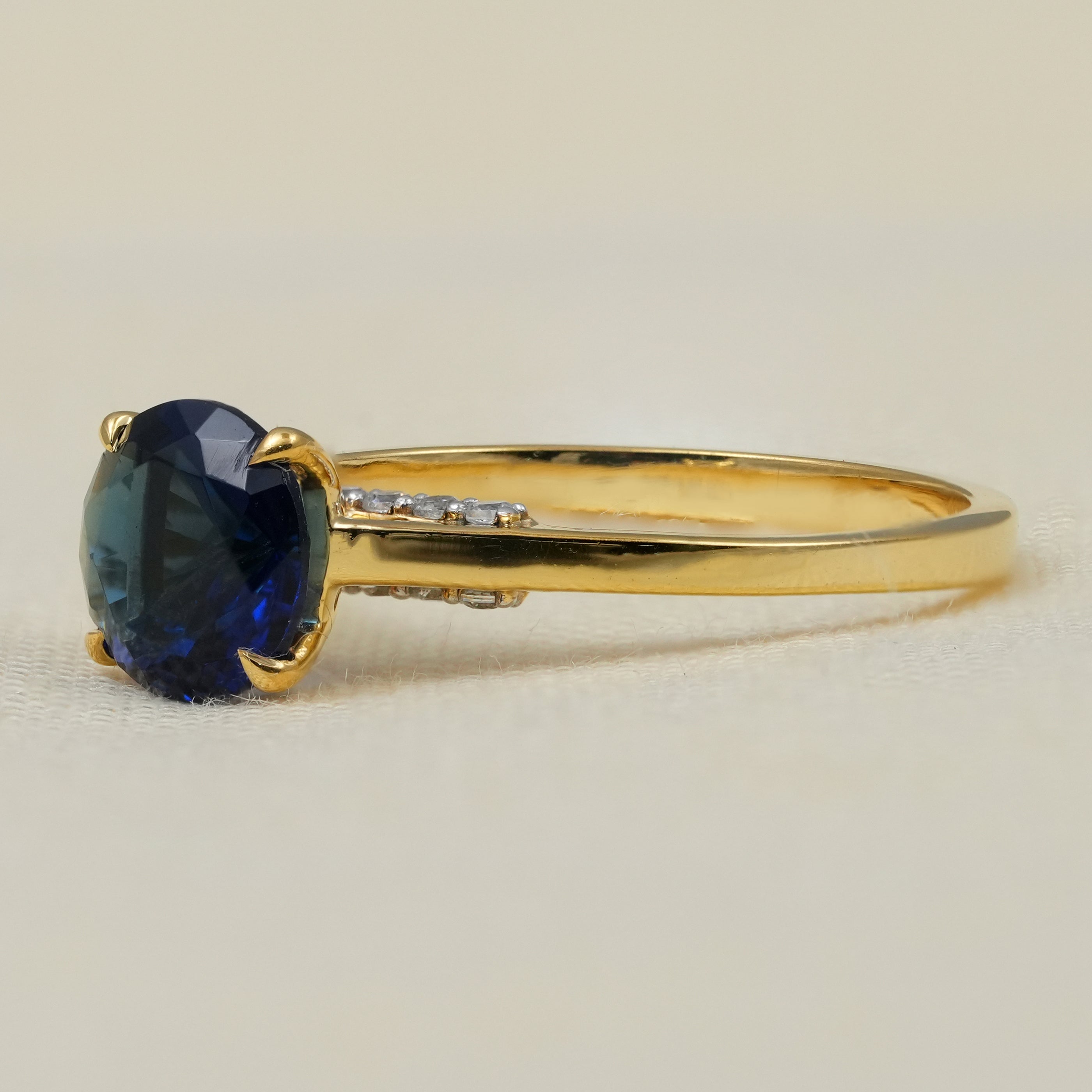 Classic round blue sapphire ring in yellow gold setting