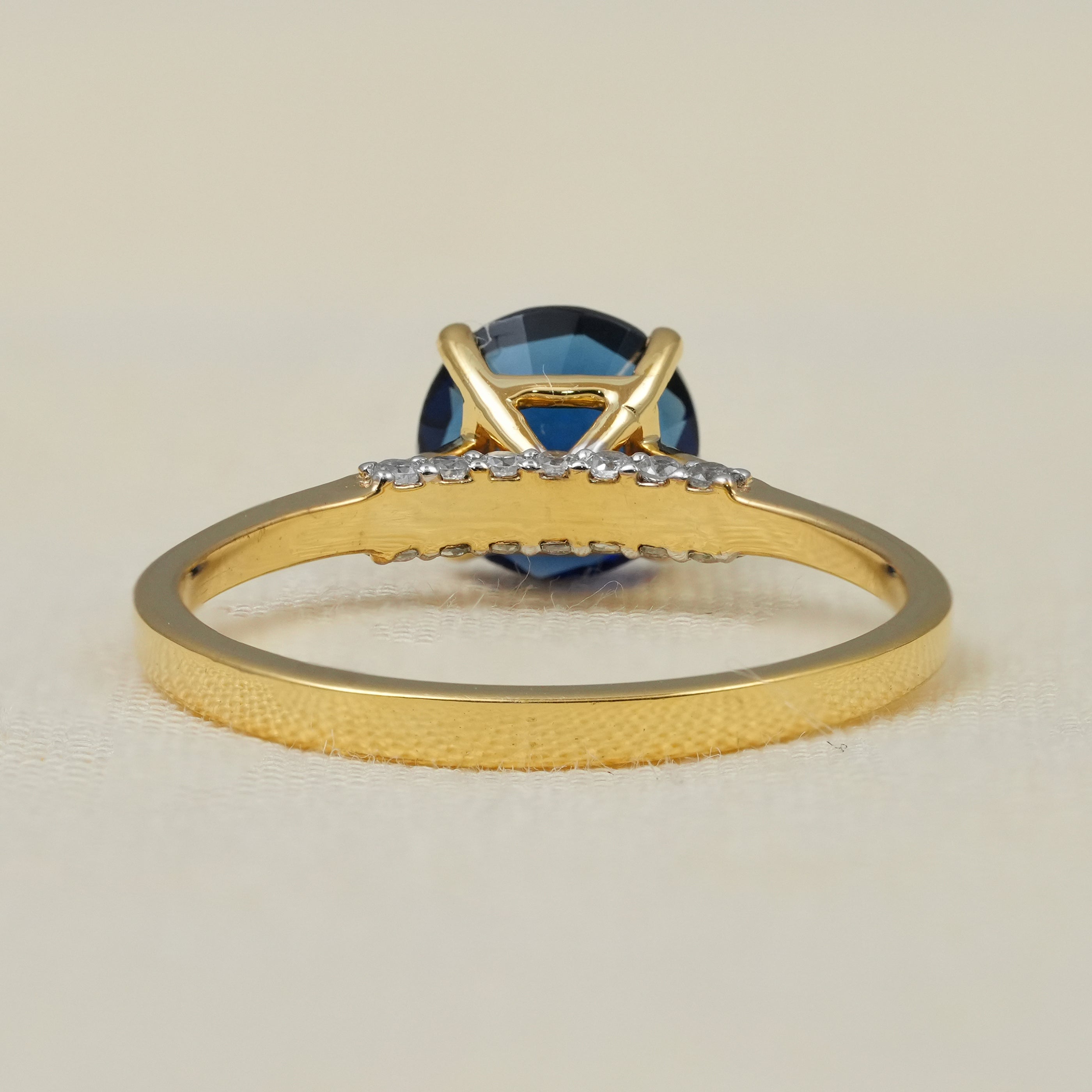 Round blue sapphire ring with refined yellow gold finish
