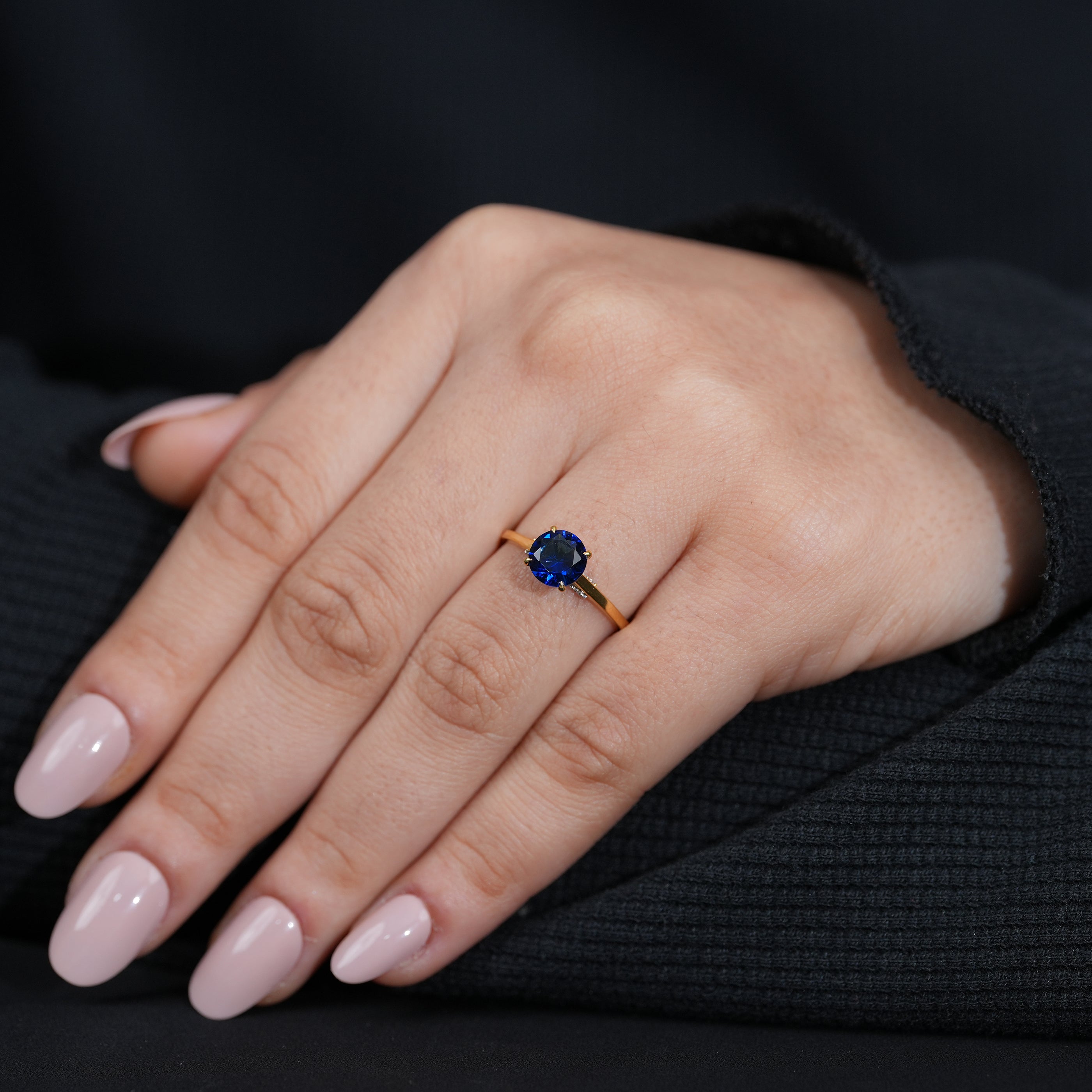 Sophisticated blue sapphire solitaire ring in yellow gold