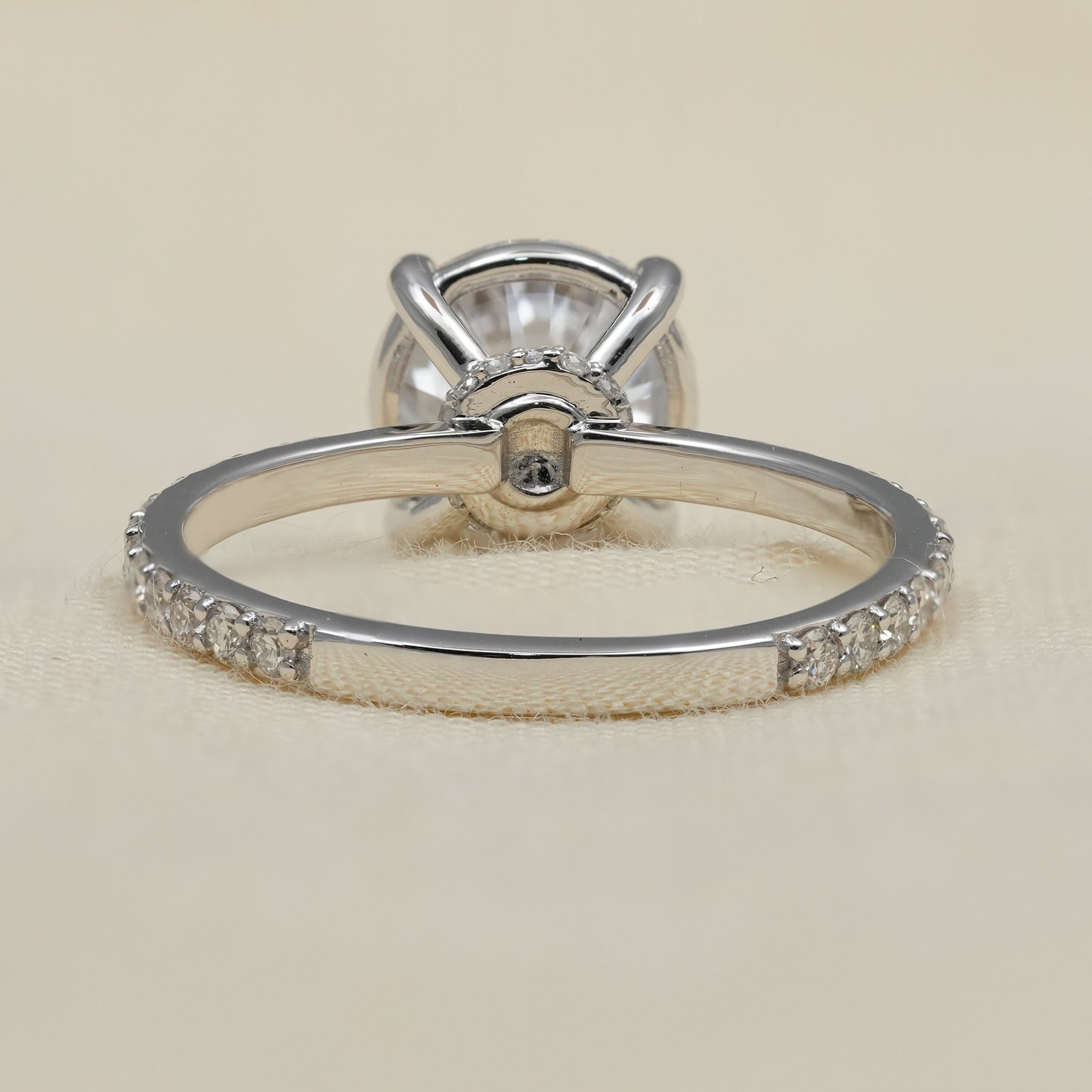Minimal round diamond solitaire with slim pavé band