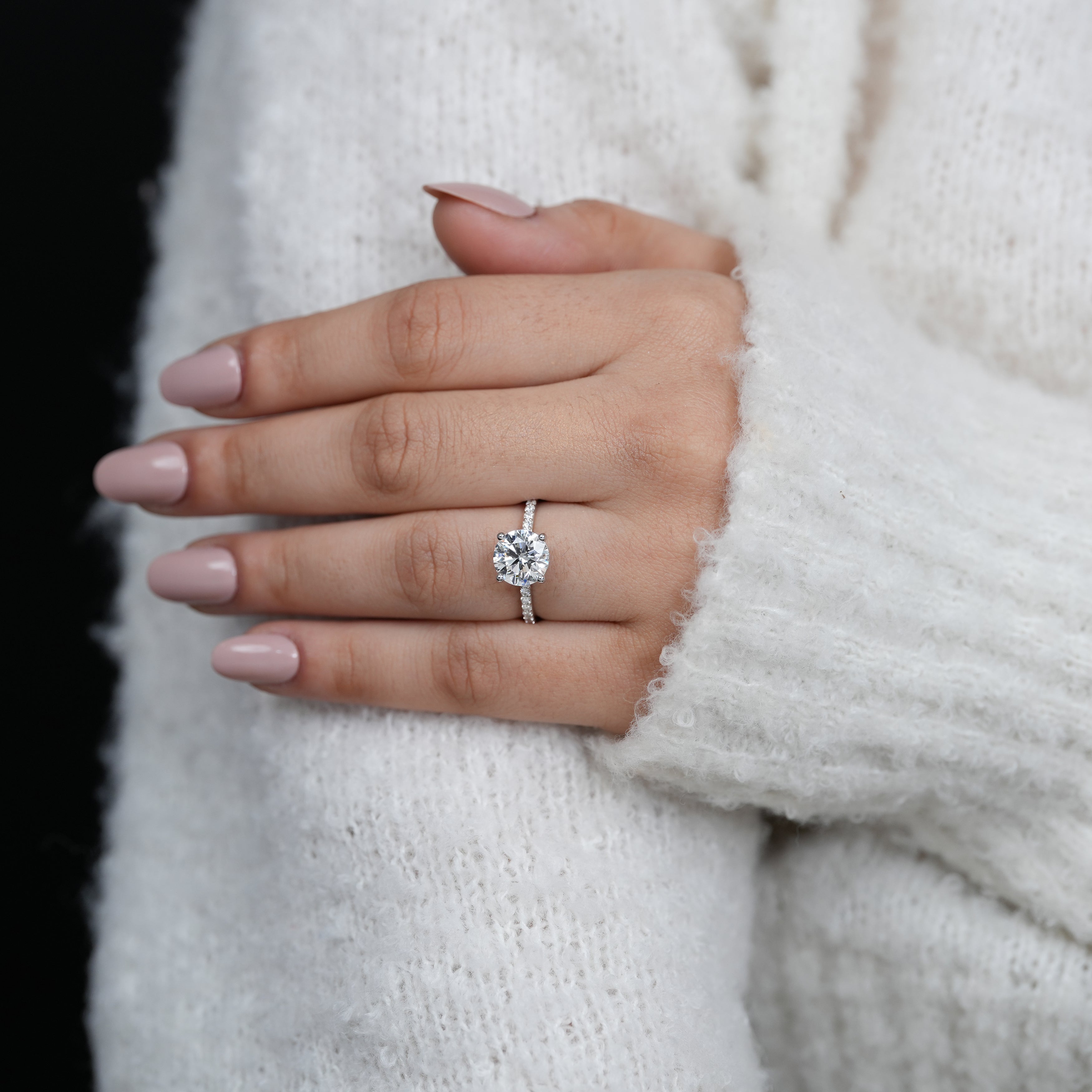 Timeless white gold ring with round diamond and pavé accents