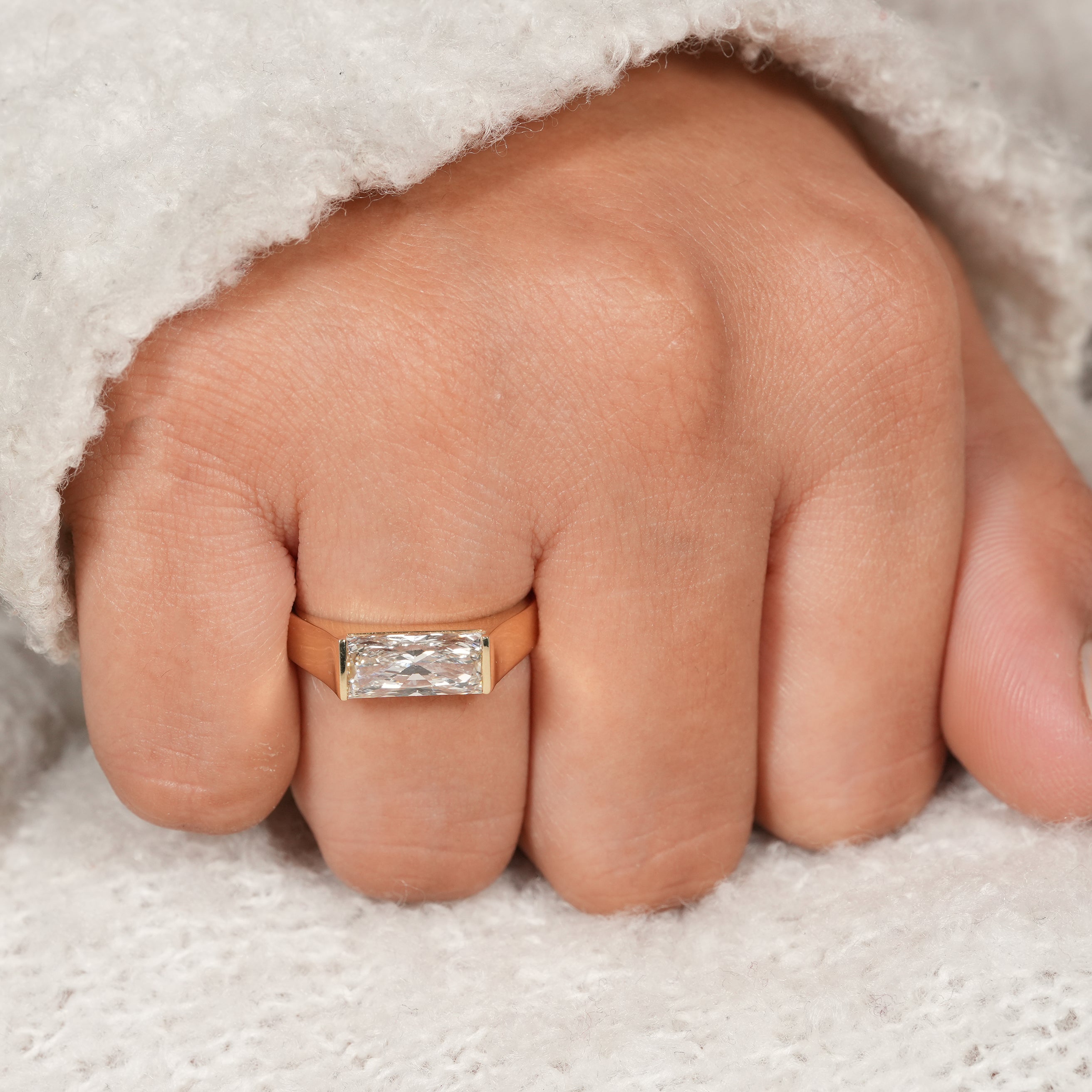 Chic Minimalist Radiant Cut Diamond Ring in Yellow Gold