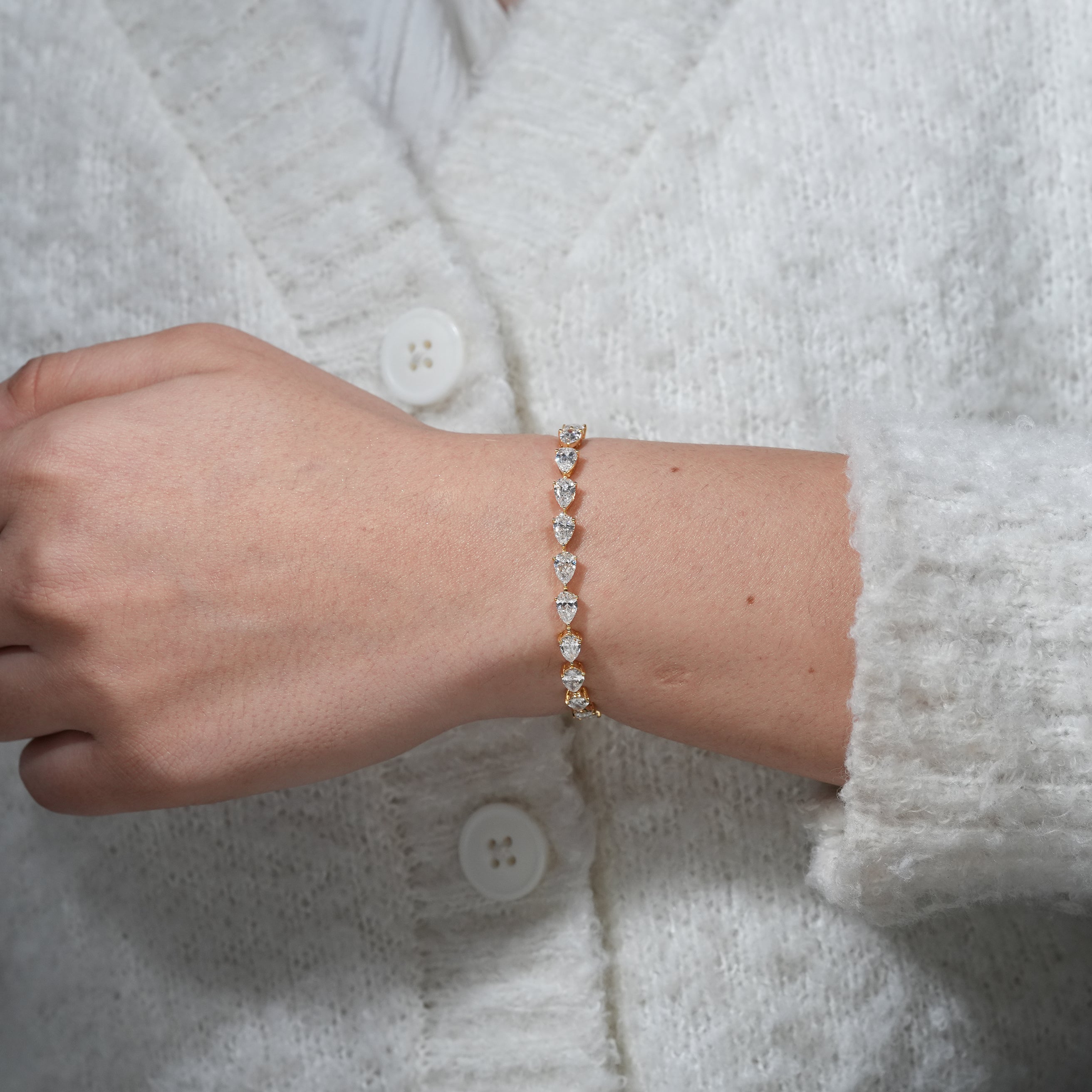 Premium pear lab grown diamond bracelet crafted in yellow gold