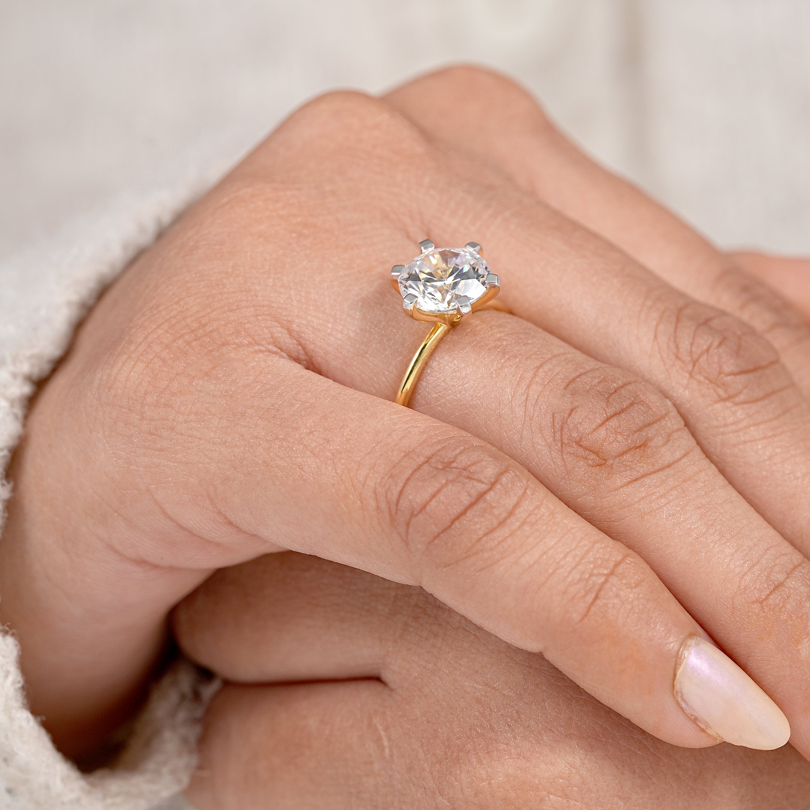 Timeless yellow gold engagement ring with sparkling round solitaire diamond