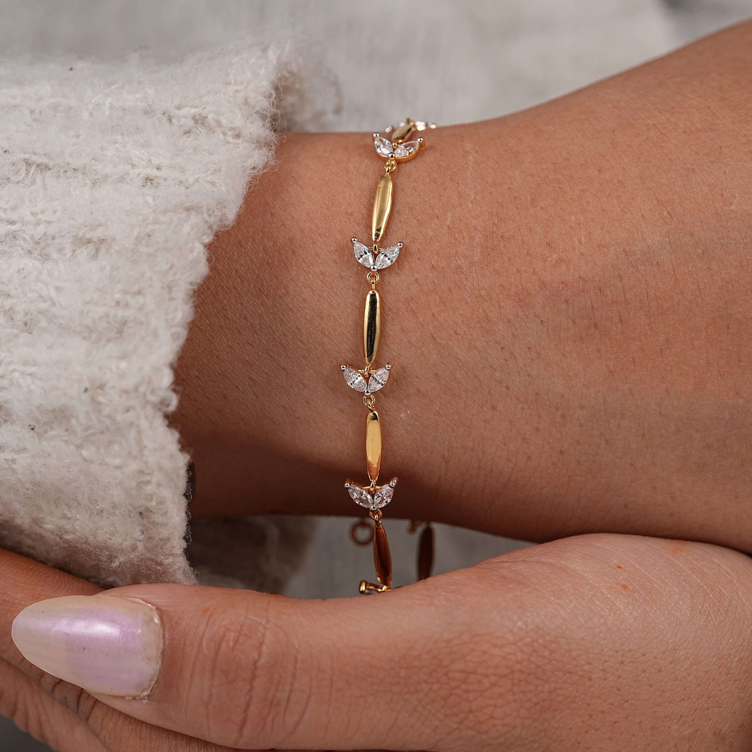 Timeless floral diamond bracelet with adjustable chain closure in gold