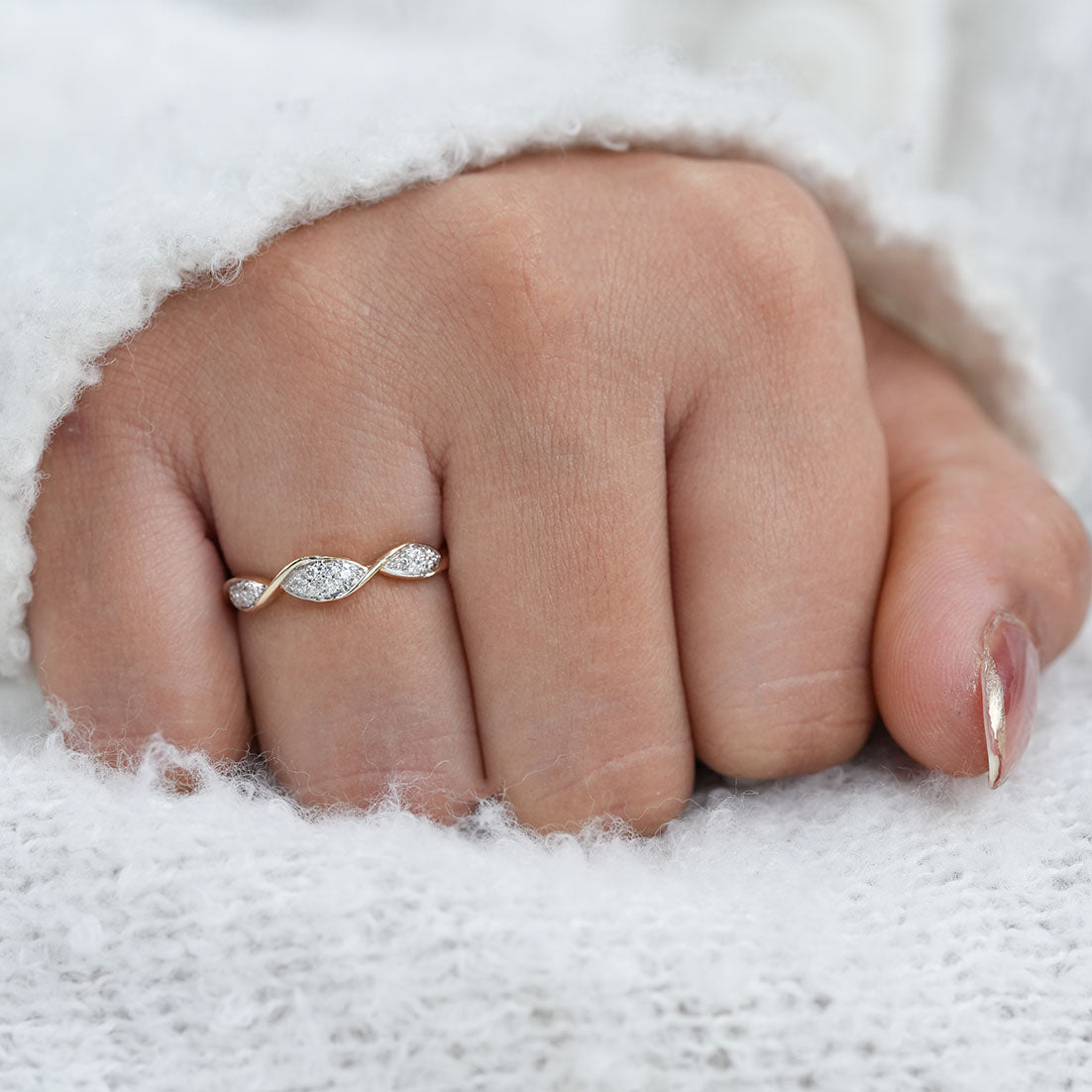 Round Lab Diamond Twisted Wedding Band