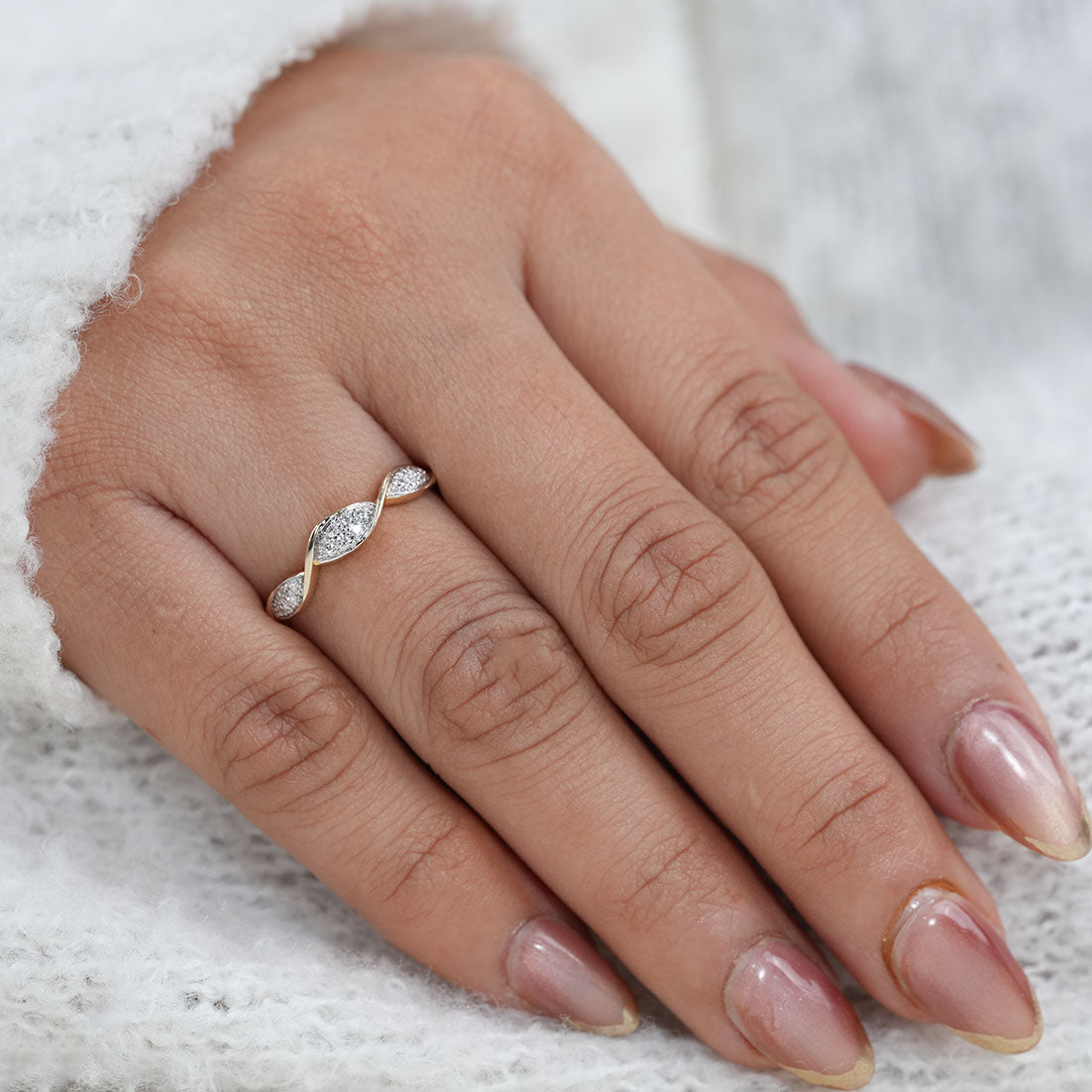 Round Lab Diamond Twisted Wedding Band