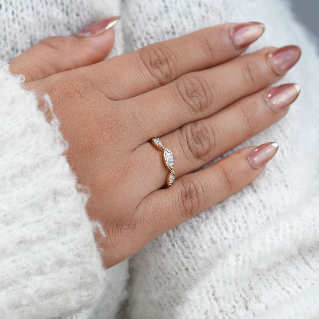 Round Lab Diamond Twisted Wedding Band