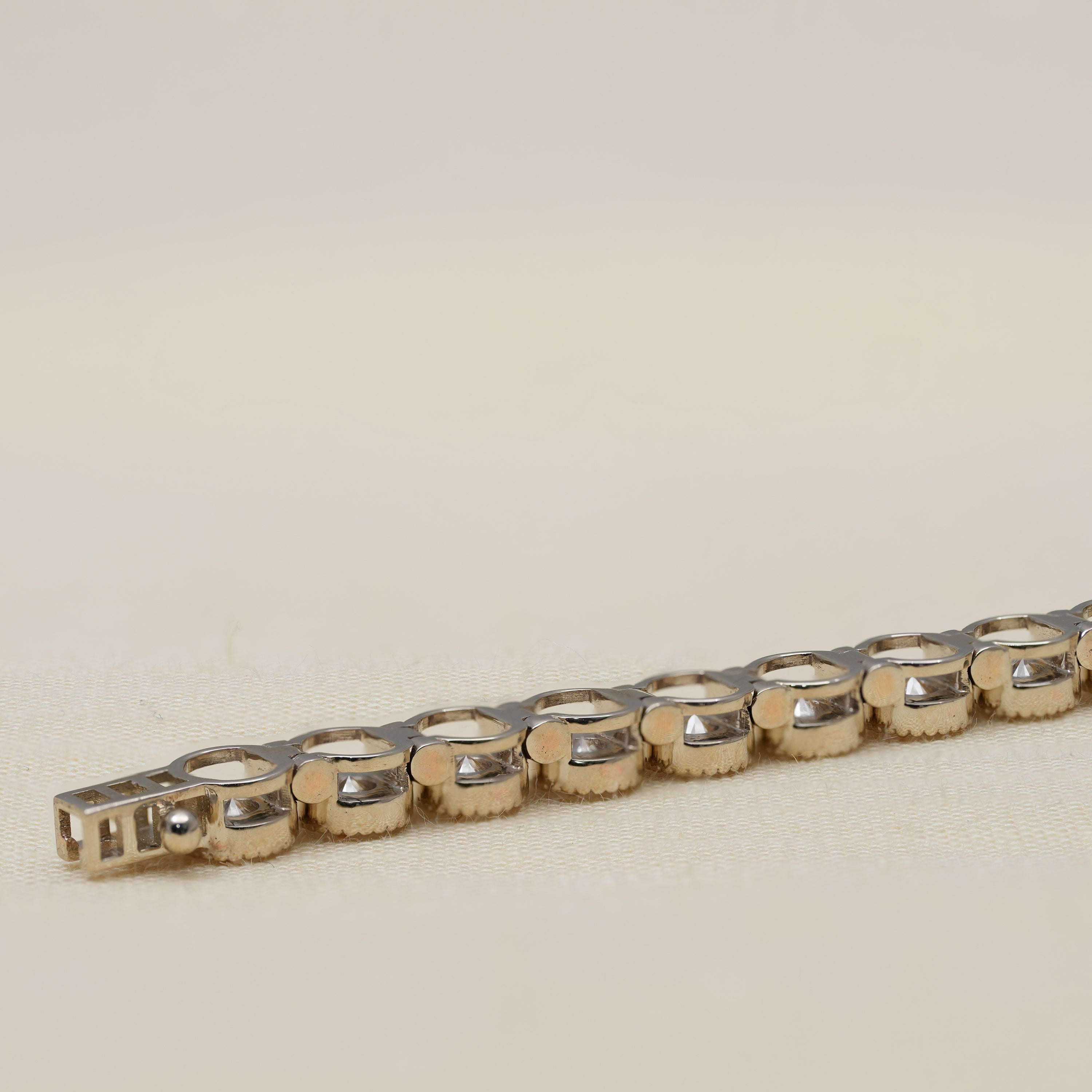 Luxury lab grown diamond tennis bracelet with milgrain prong design