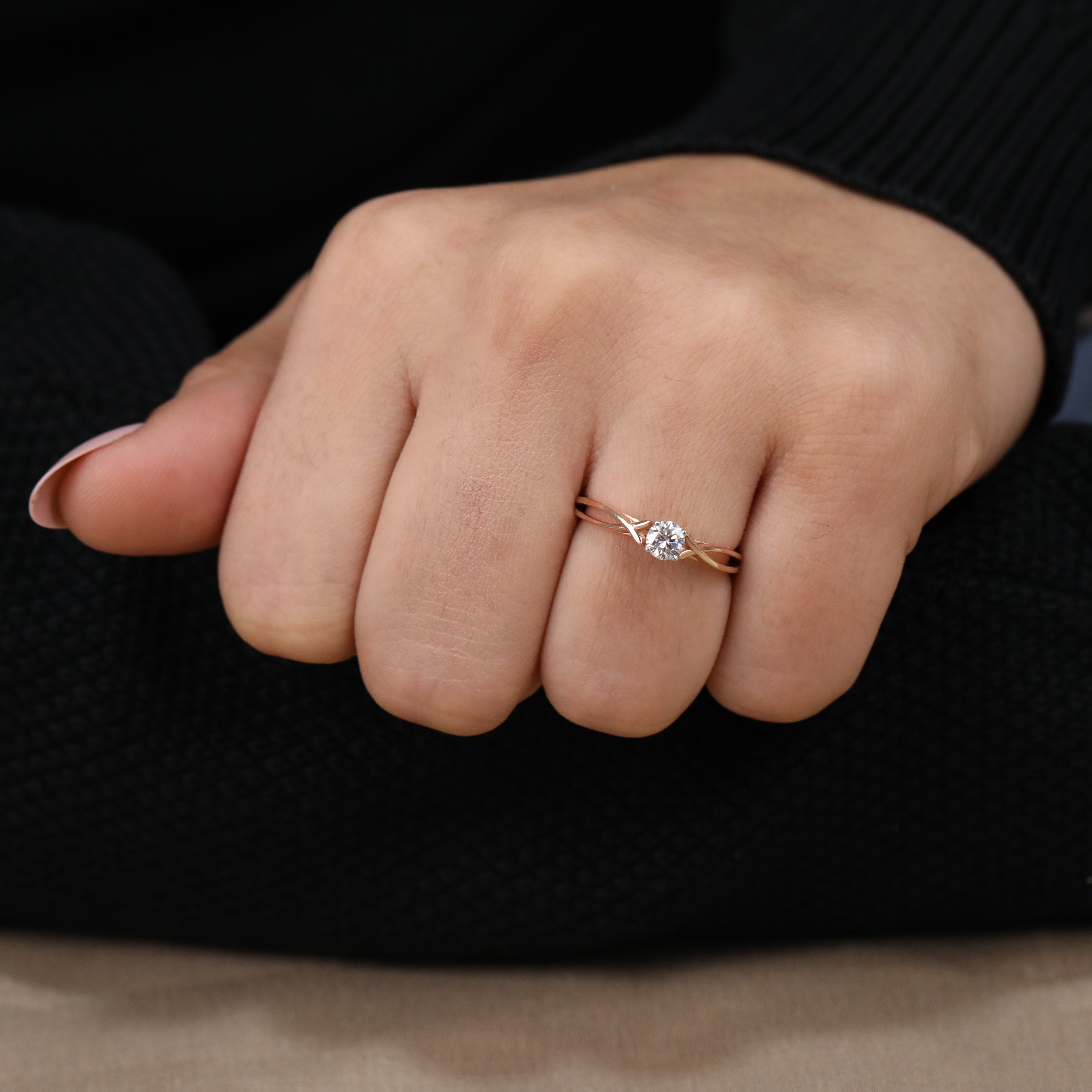 Round lab grown diamond stone set in a sleek modern split band