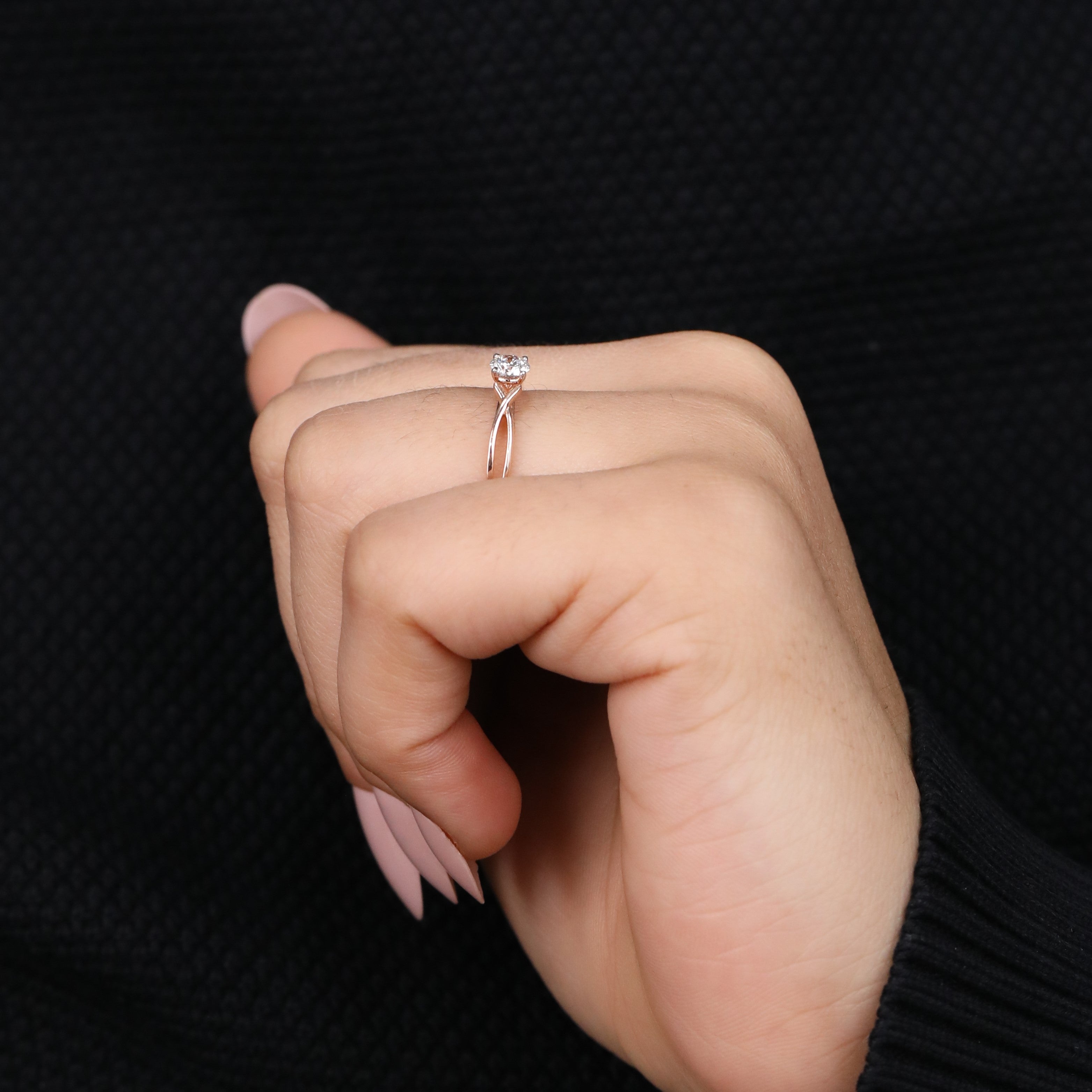 Twisted band solitaire ring highlighting a sparkling round lab grown diamond