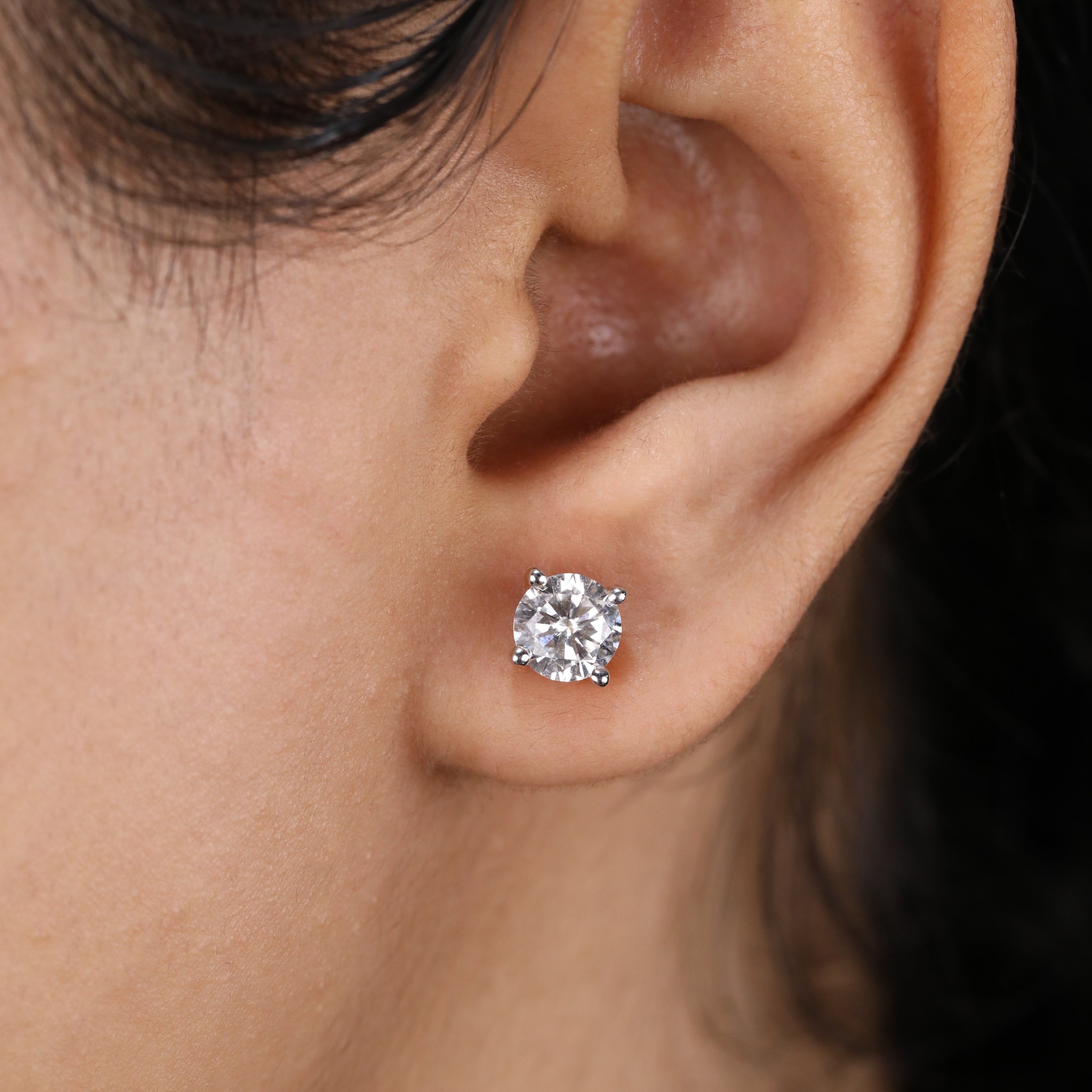 Timeless round cut diamond earrings ideal for engagement or anniversary moments.