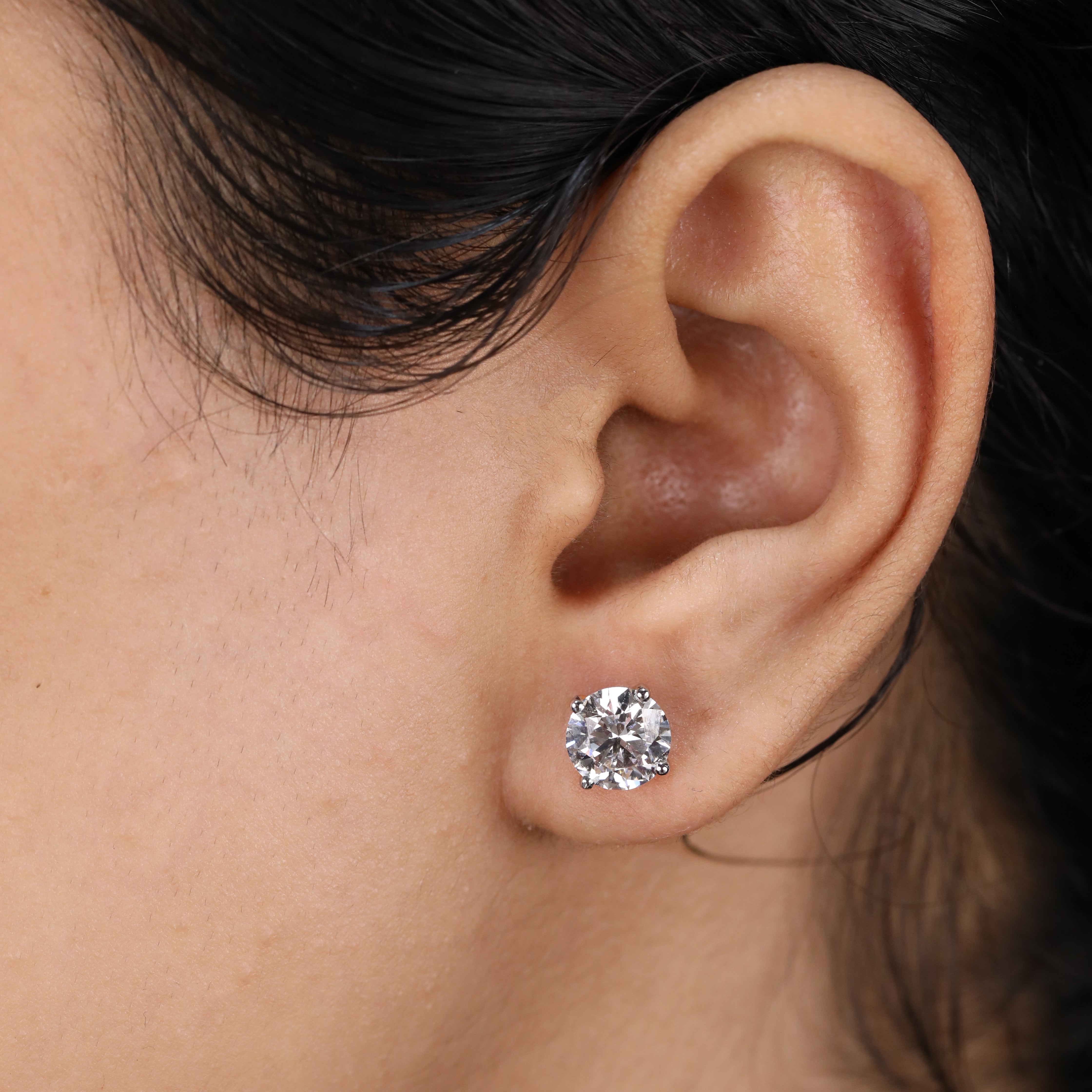 Classic round diamond studs for daily wear, best gifting jewelry for women.