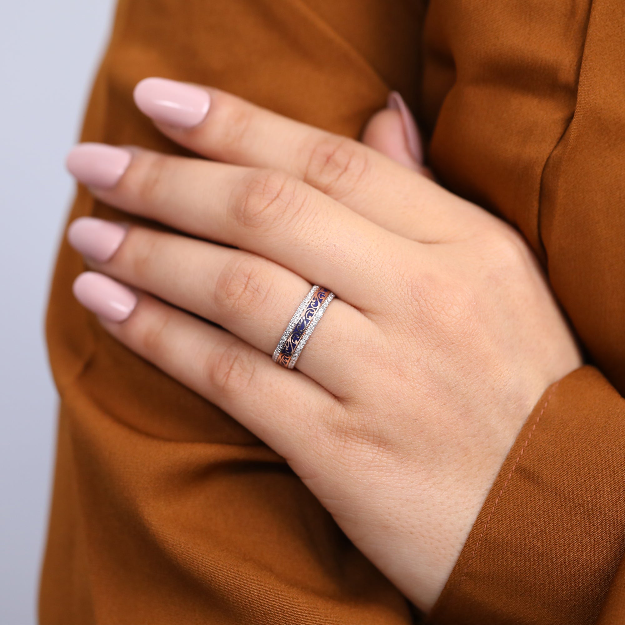 Lab grown diamond band with patterned enamel center and pavé edges