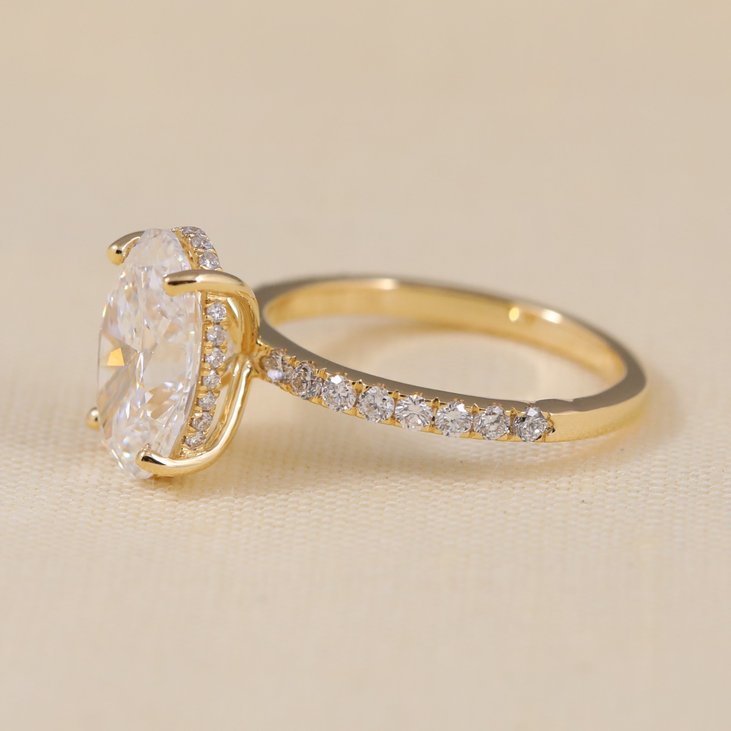 Elegant oval engagement ring offering brilliant sparkle and timeless bridal appeal.