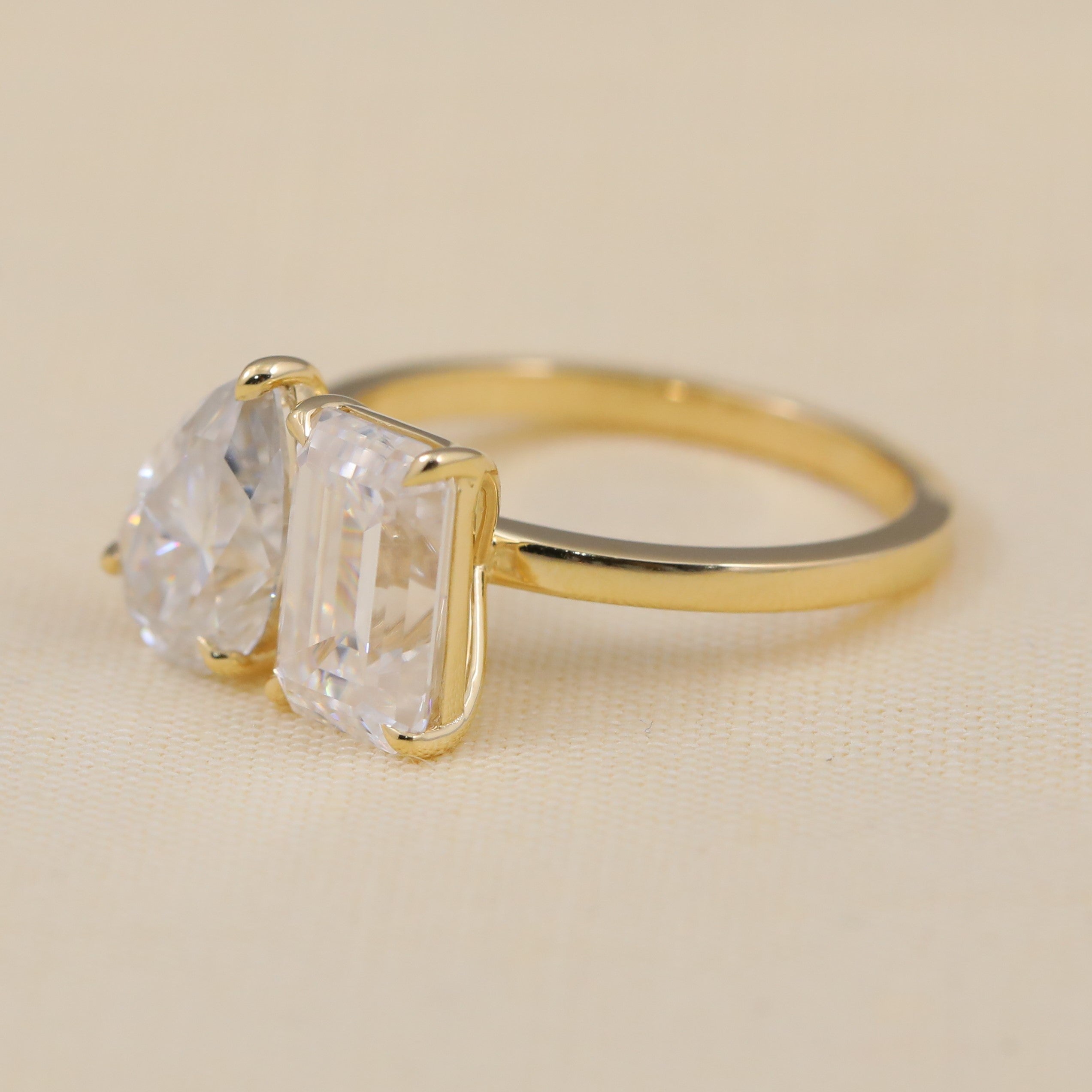 Elegant toi et moi design with pear and emerald lab grown stones