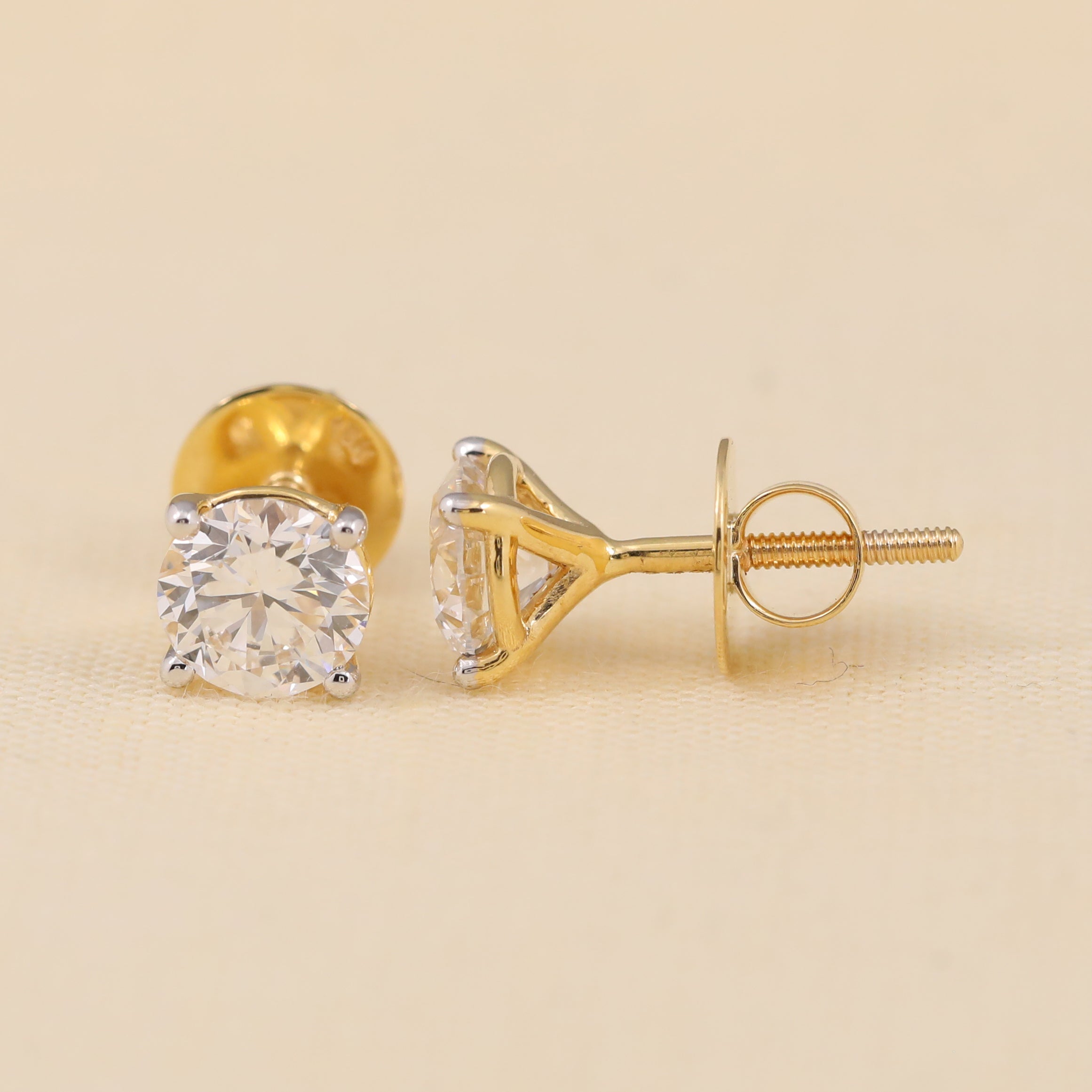 Timeless round cut diamond earrings ideal for engagement or anniversary moments.