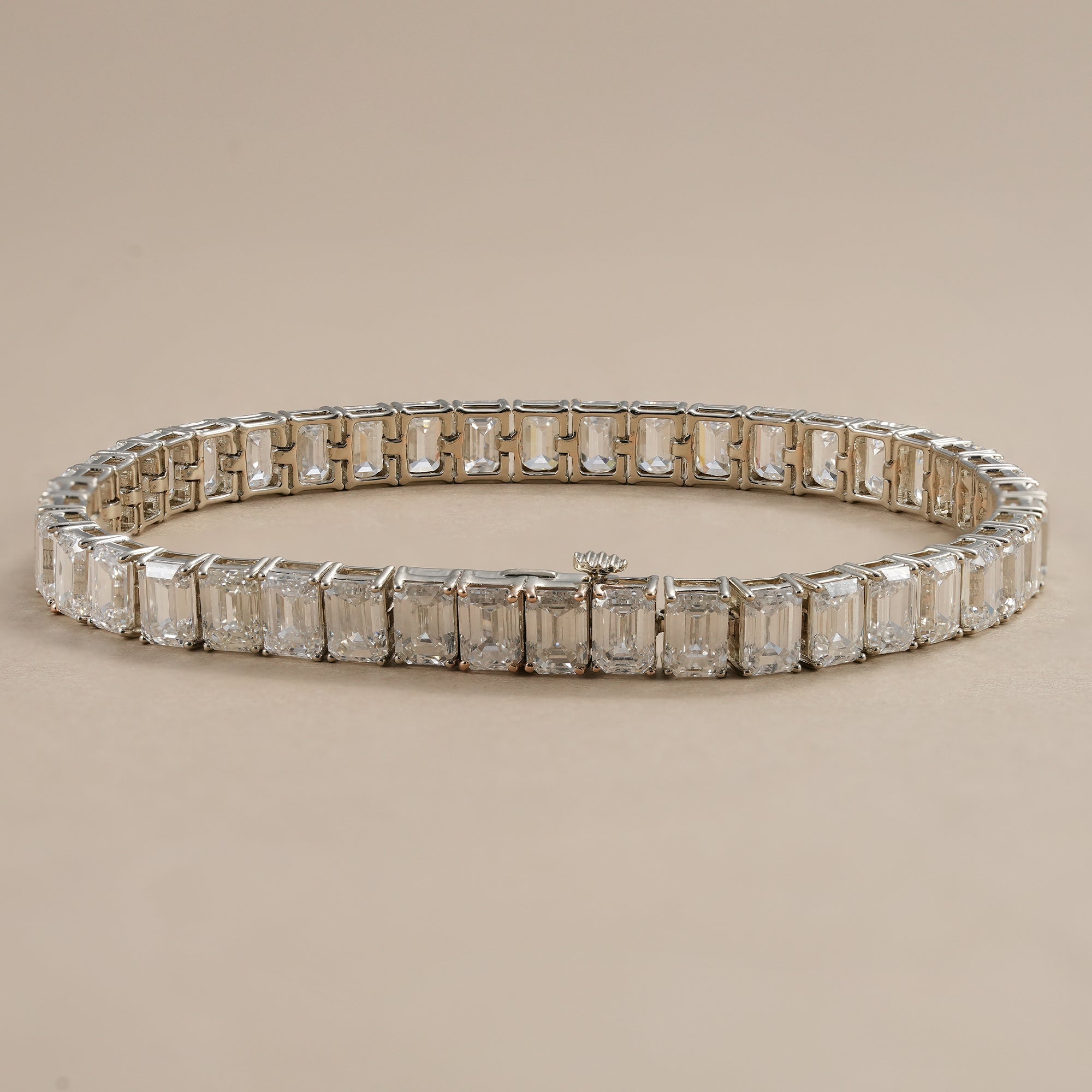 Sustainable emerald lab diamond bracelet with exceptional brilliance.