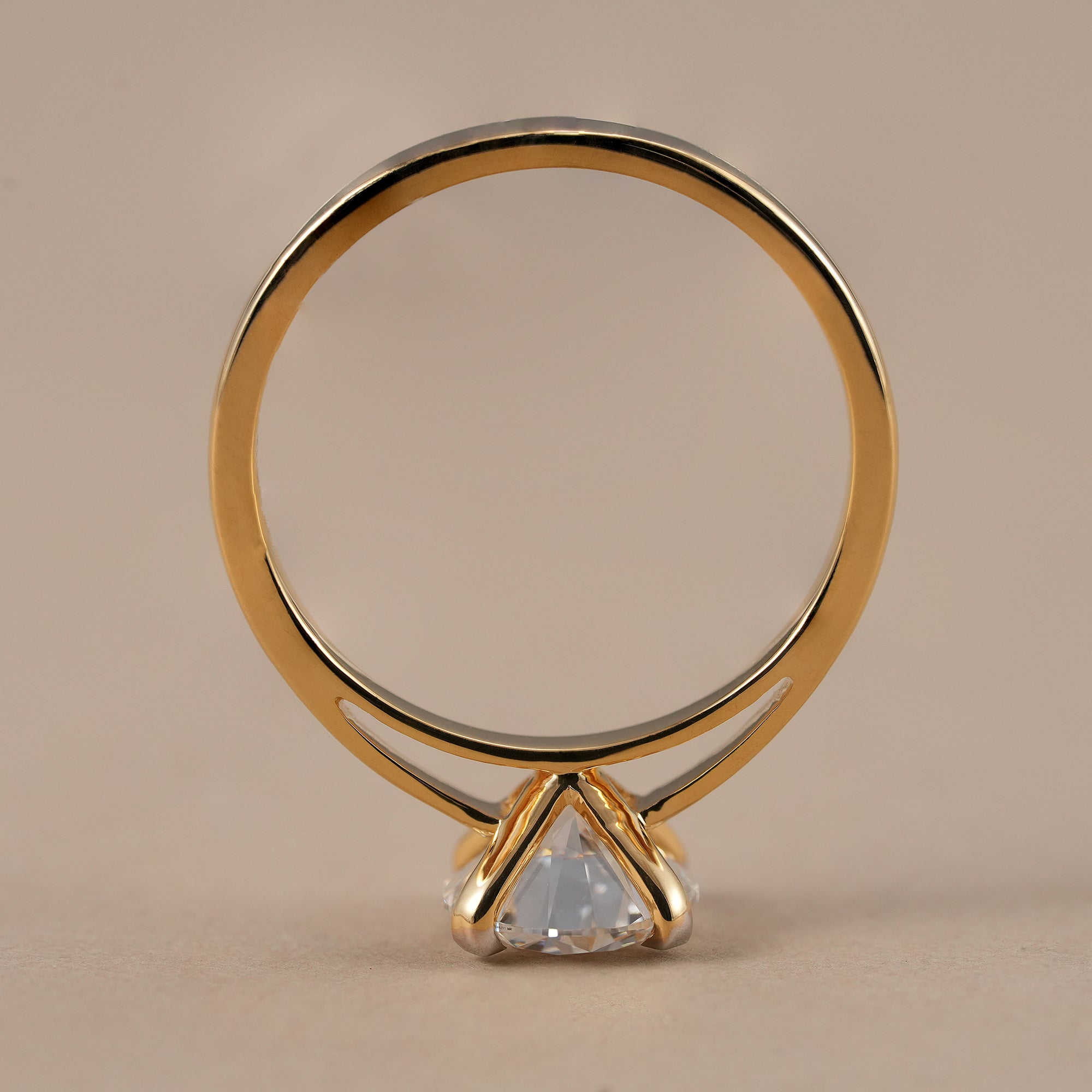 Women's round brilliant diamond ring for engagement
