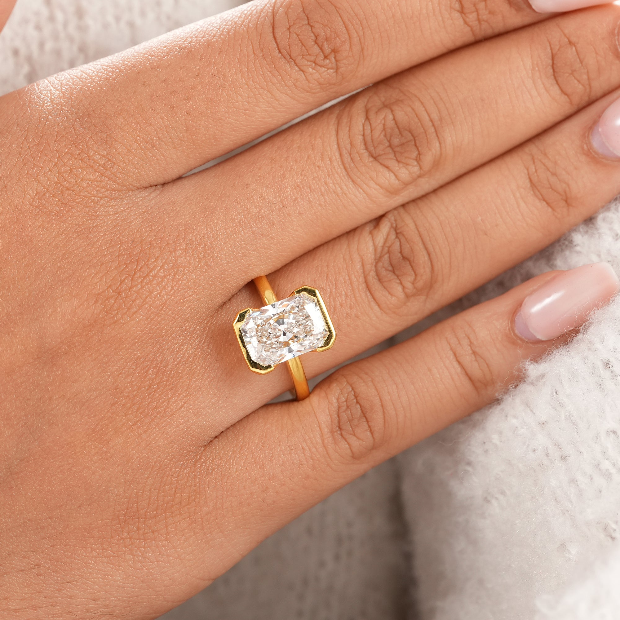 Elegant IGI certified radiant diamond engagement ring in yellow gold.