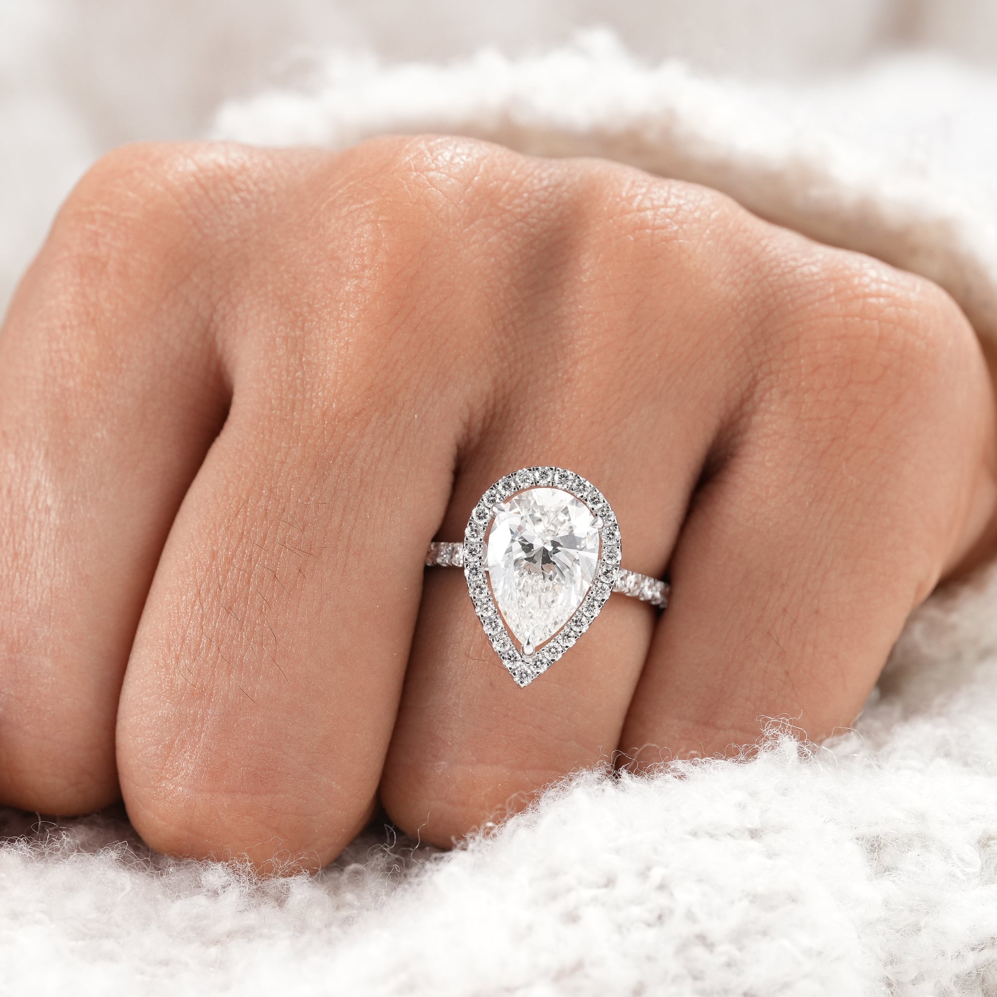 Luxury lab grown diamond engagement ring for her.