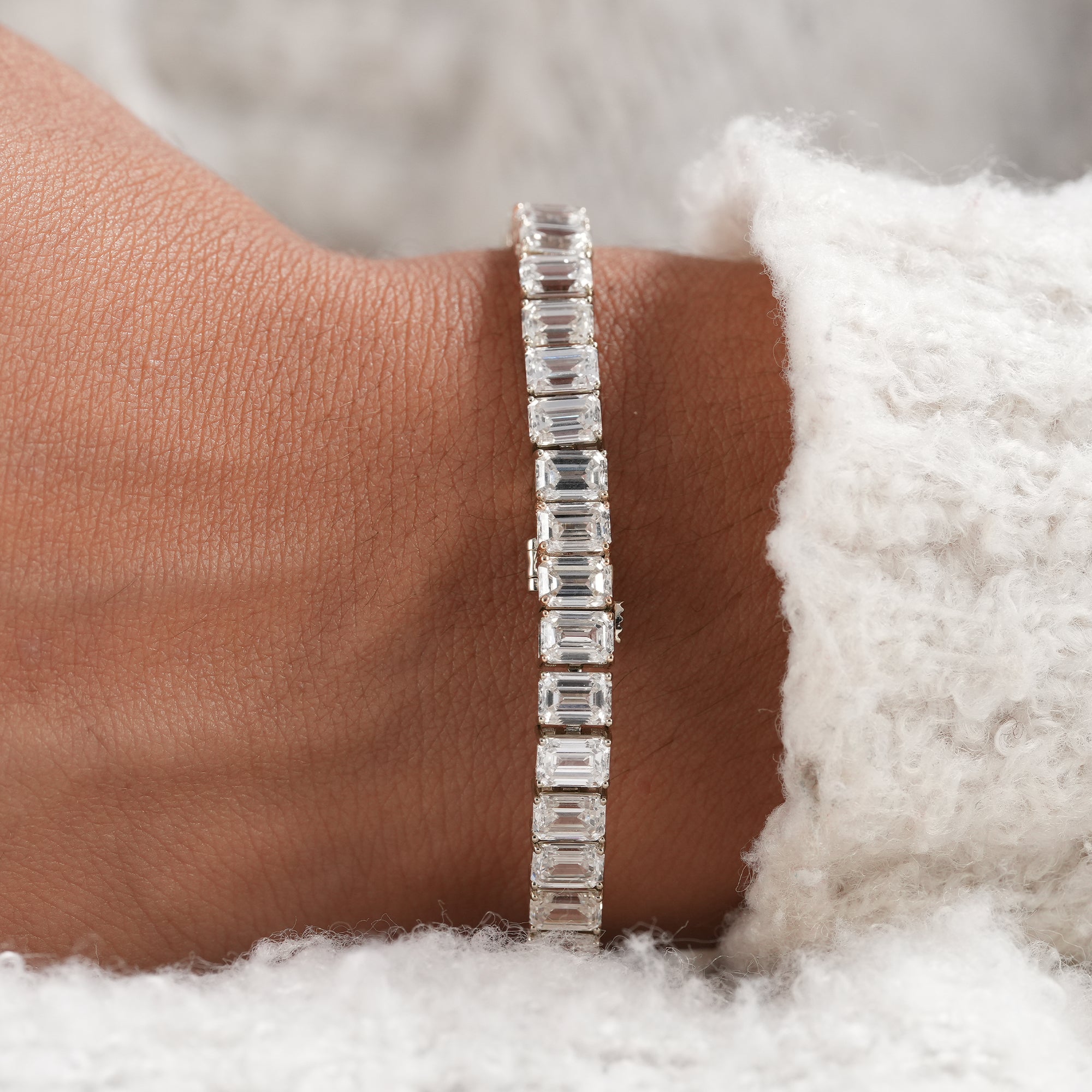 Fine jewelry emerald tennis bracelet with timeless elegance.
