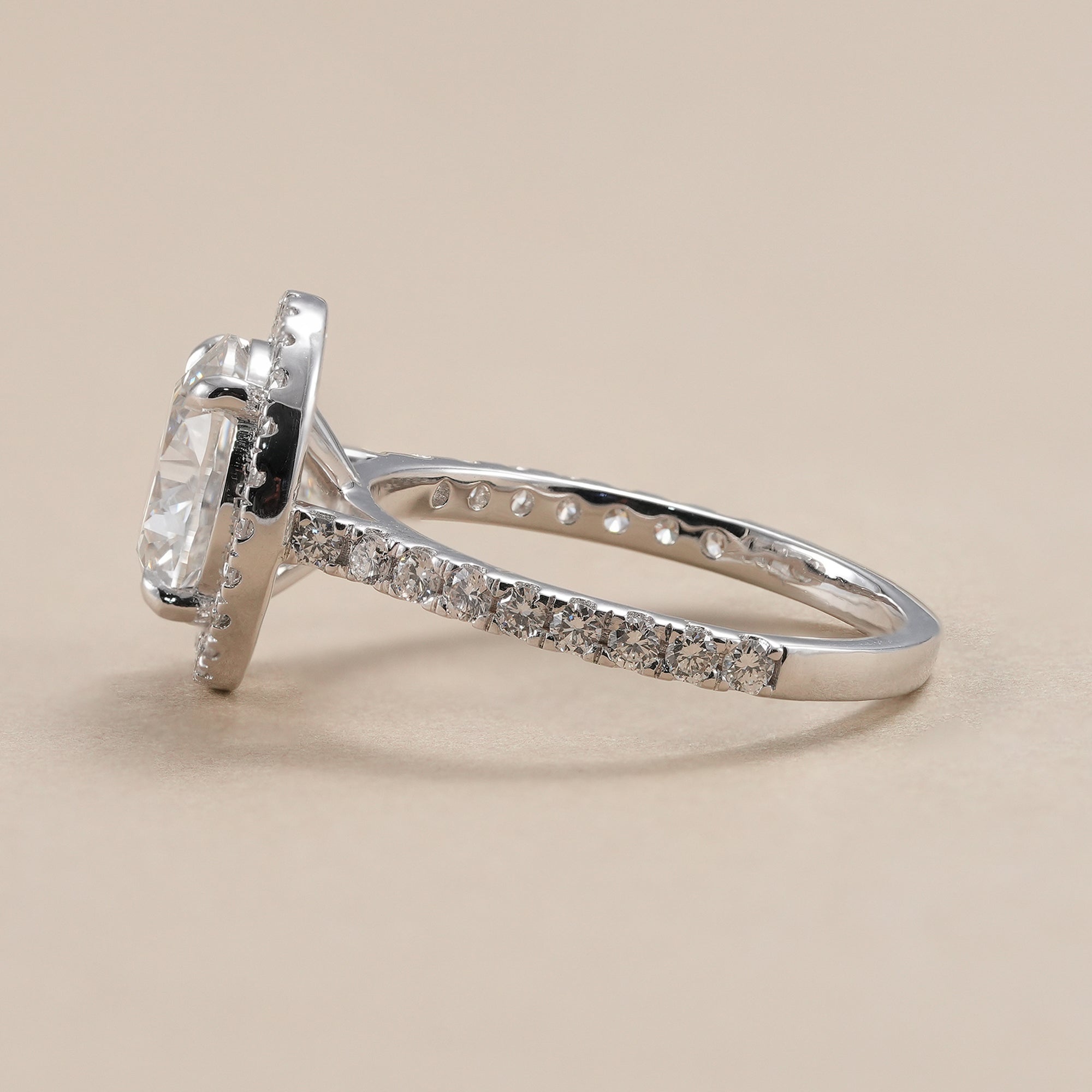 Round brilliant lab grown diamond halo ring for women.
