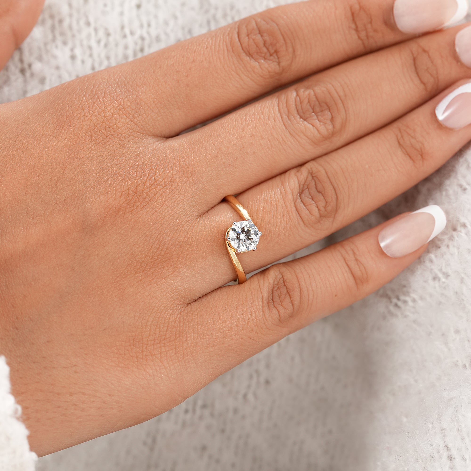 Elegant twisted bypass diamond wedding ring for women
