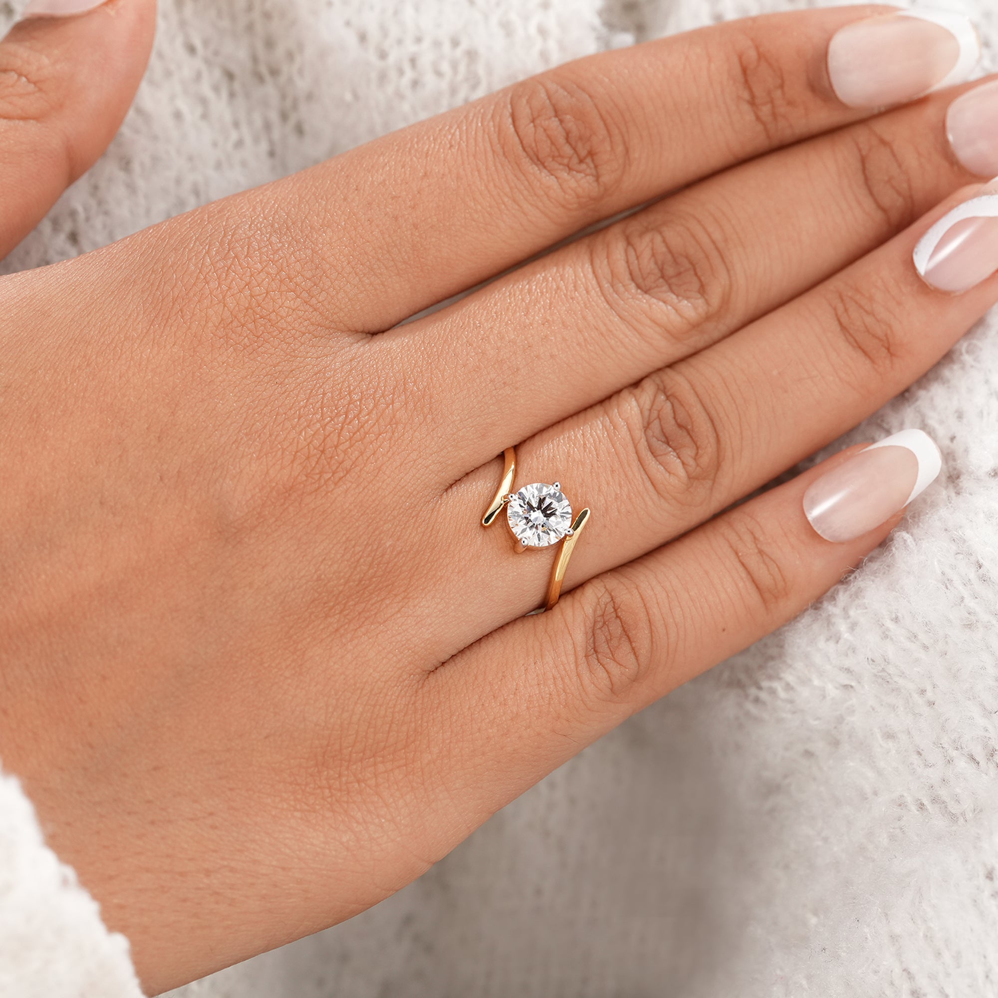 Women's twisted round diamond engagement ring