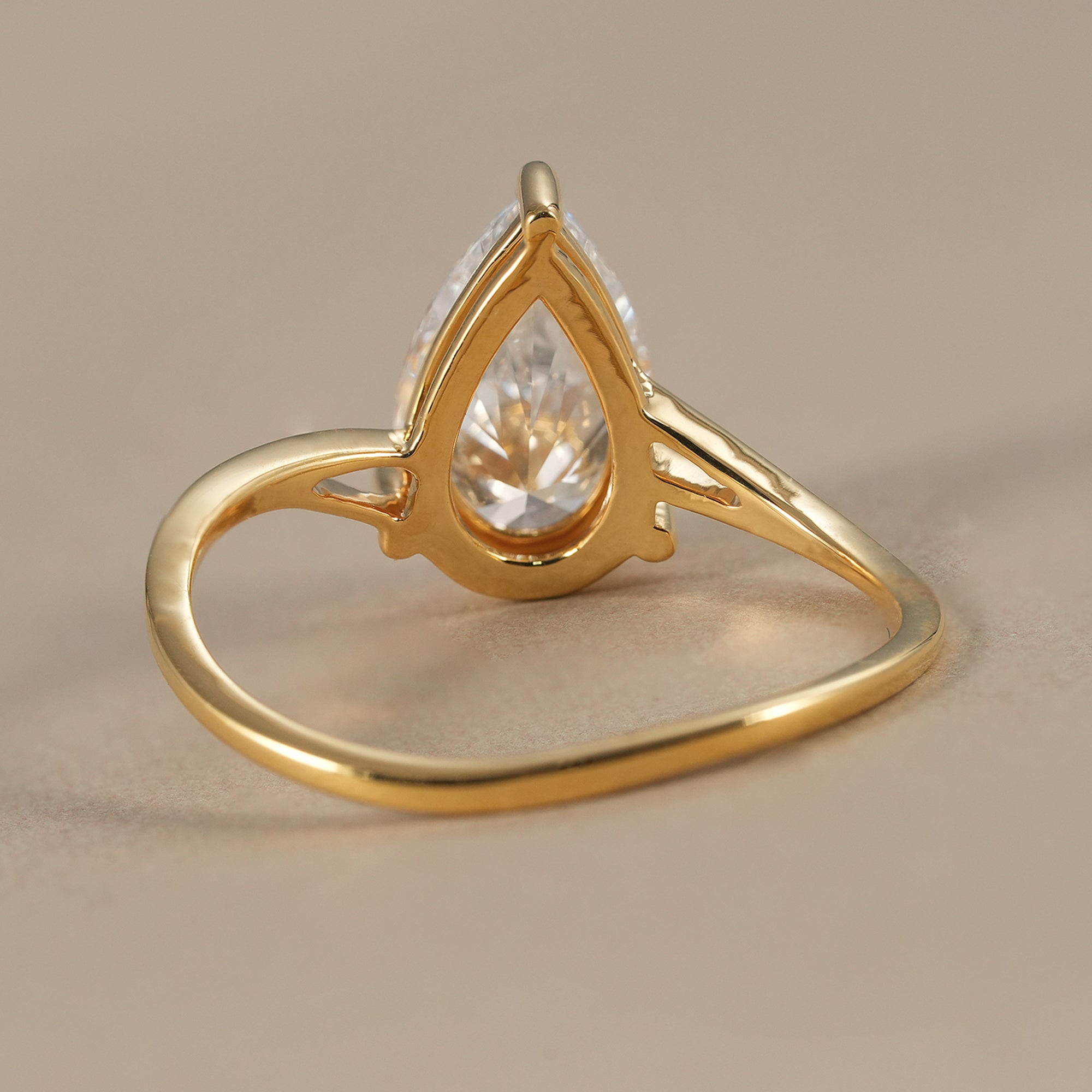 Luxury pear diamond bridal ring with wave band