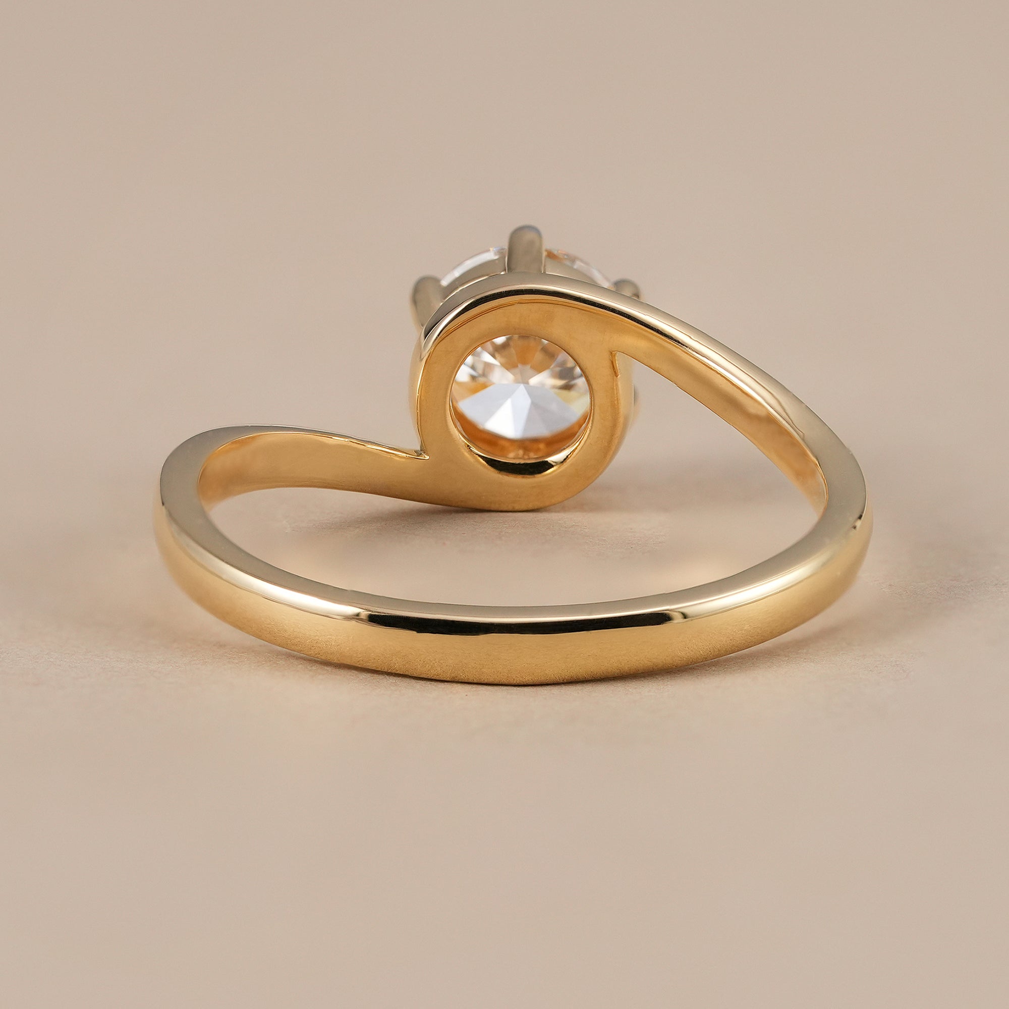 Round brilliant lab diamond ring in solid gold