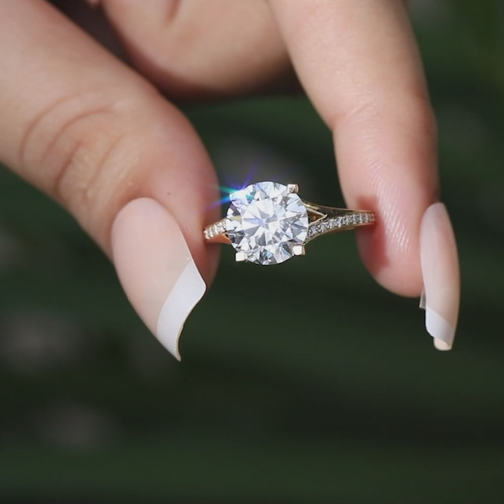 Bridal round diamond ring with pavé band in 14k yellow gold