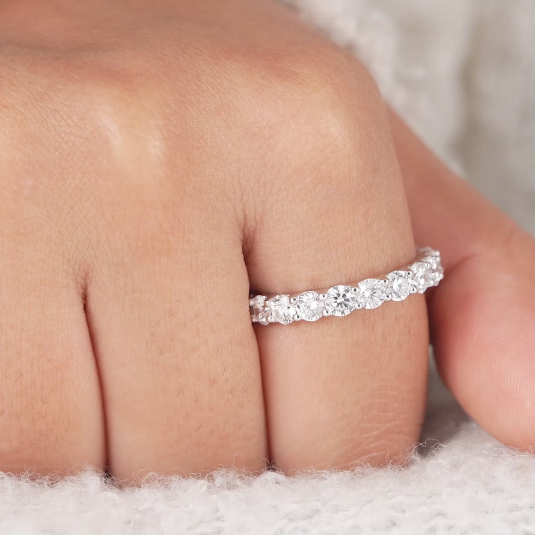 Luxury round diamond stackable band for women